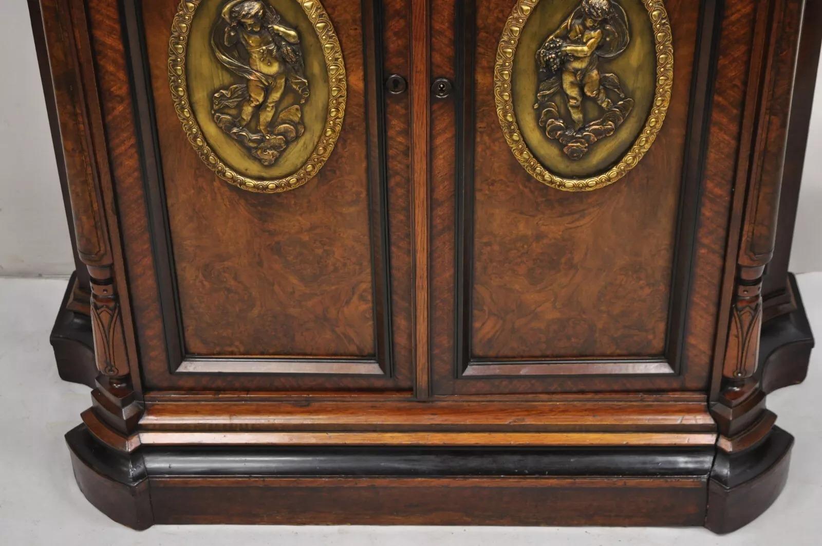 Inconnu Ancienne armoire à 2 portes en ronce de noyer Napoléon III avec plaques de bronze en vente
