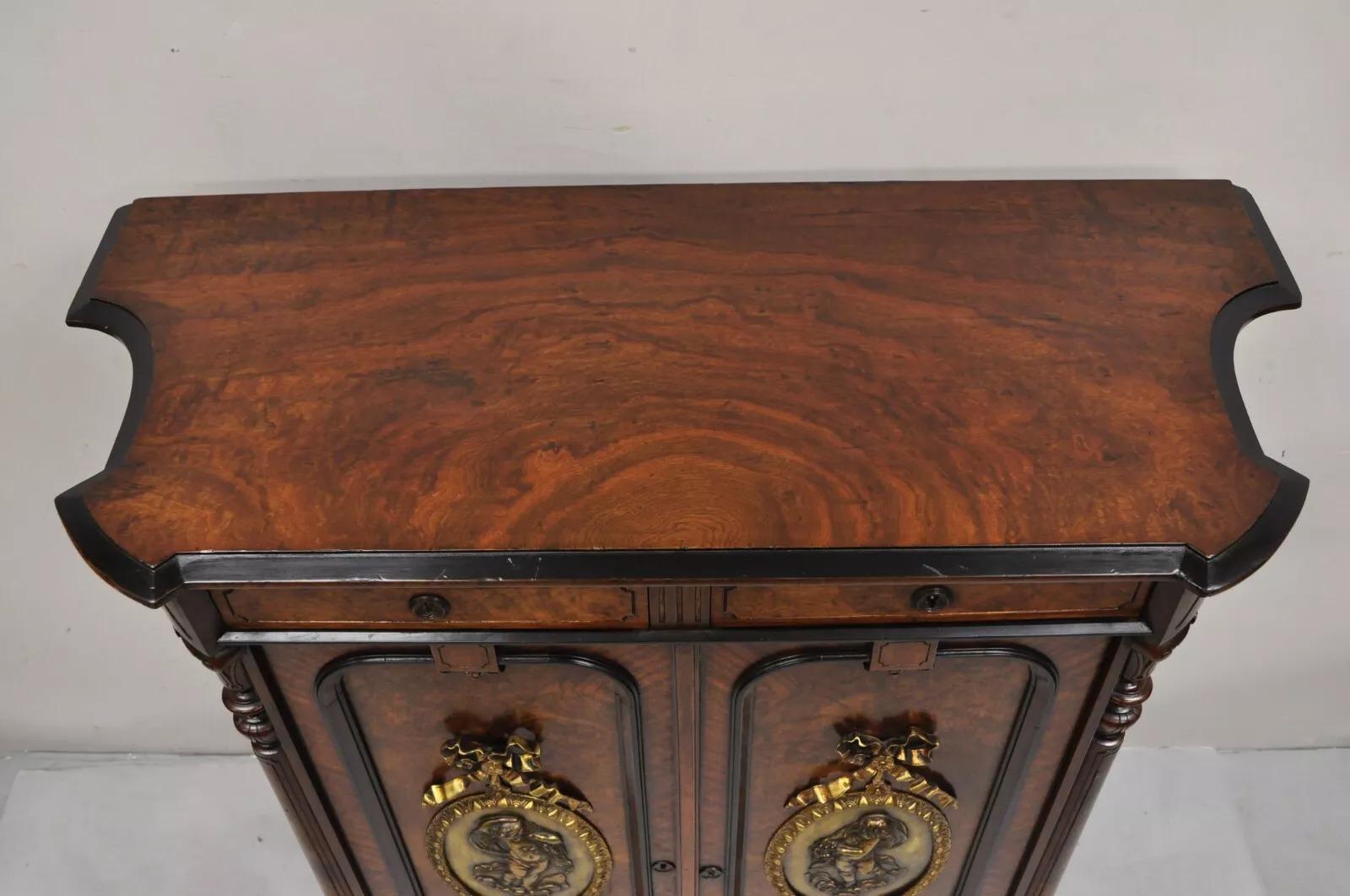 Ancienne armoire à 2 portes en ronce de noyer Napoléon III avec plaques de bronze Bon état - En vente à Philadelphia, PA