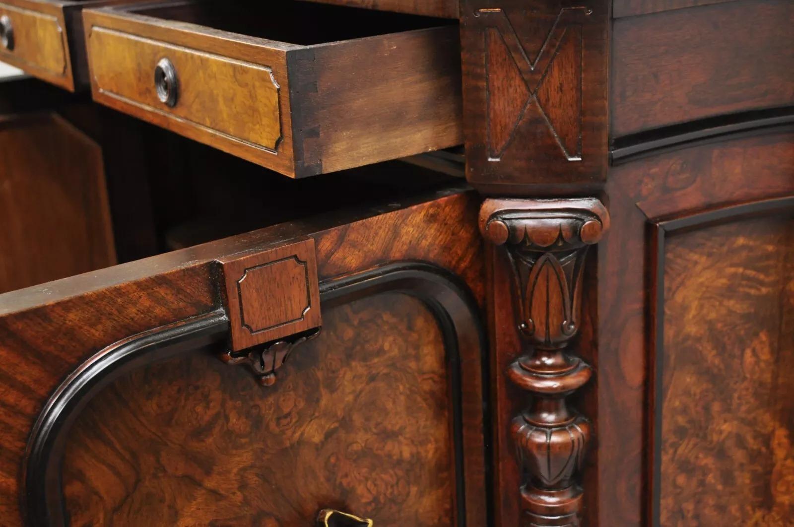 Ancienne armoire à 2 portes en ronce de noyer Napoléon III avec plaques de bronze en vente 1