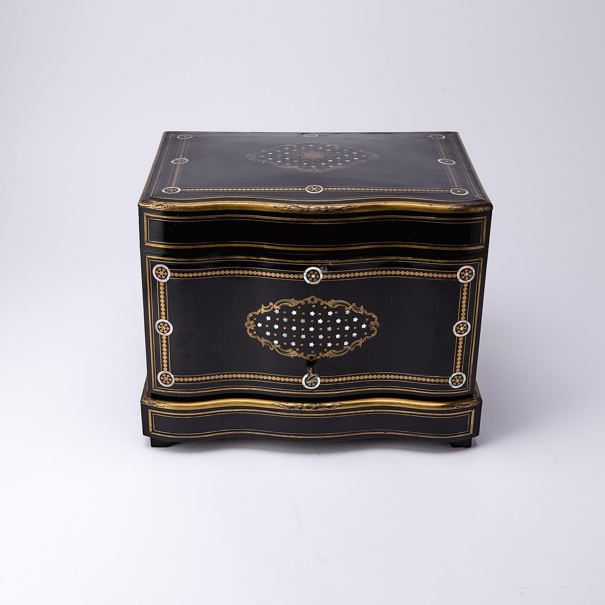 Antique Napoleon III French Liquor Cellar/ Liqueur Box/ Glass Decanters / 1830 In Good Condition For Sale In Tarry Town, NY