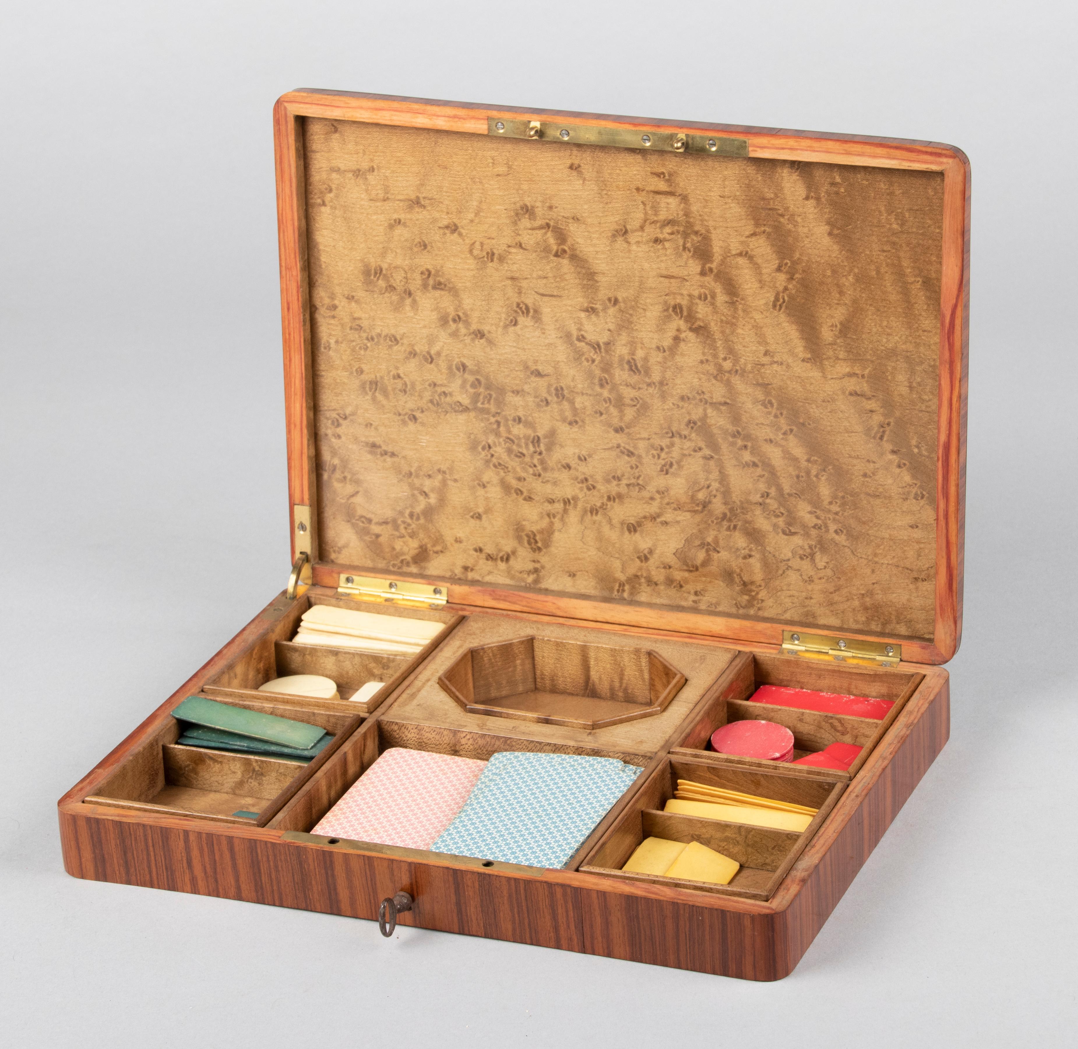 Belle boîte de jeu ancienne de la période française Napoléon III. La boîte est faite de différents types de marqueterie de bois incrustés de garnitures en laiton. Cette boîte montre la finesse du savoir-faire de l'ébéniste qui l'a fabriquée.