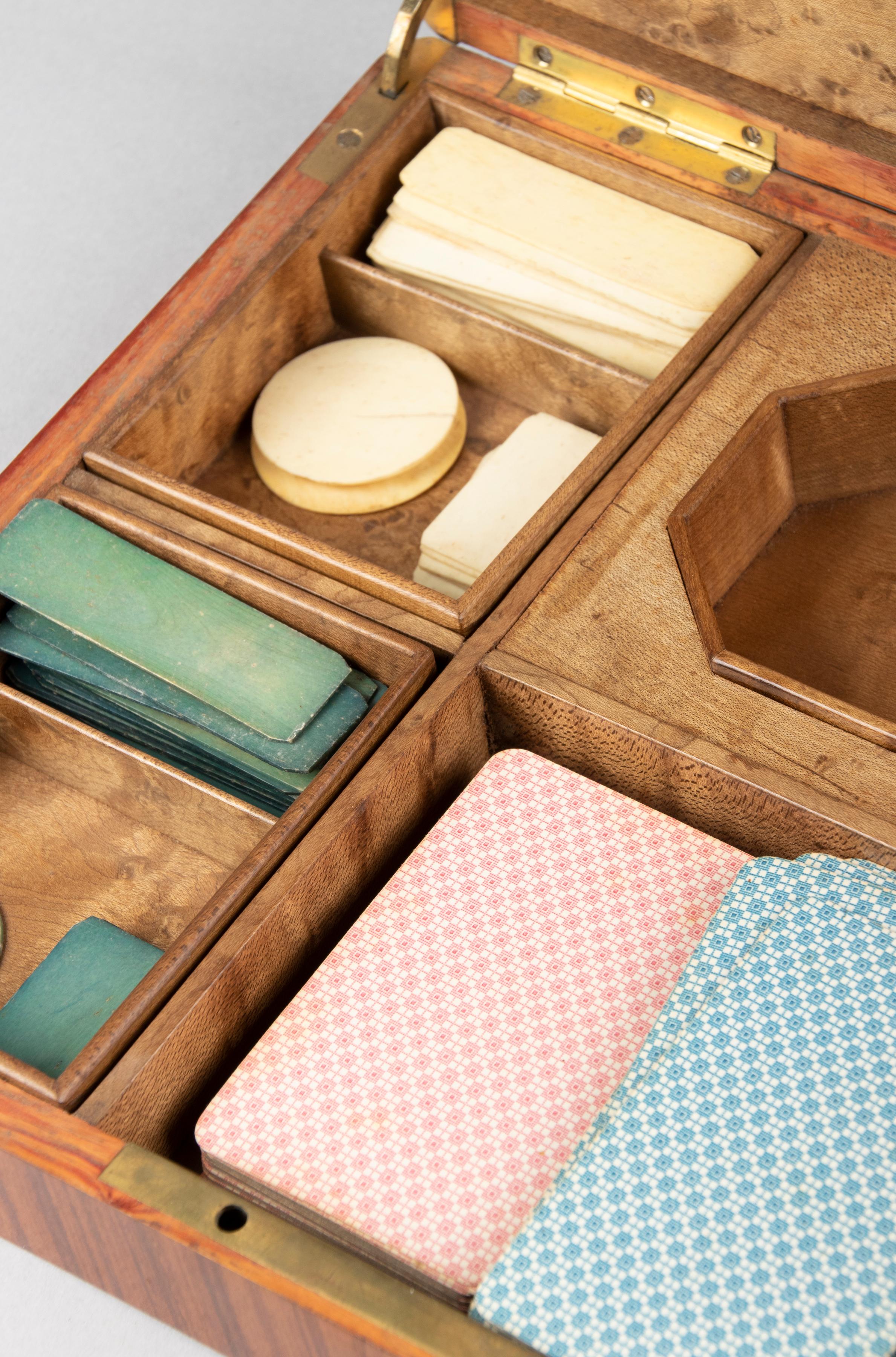 Marqueterie Boîte de jeu ancienne Napoléon III en laiton et marqueterie de bois de ronce en vente