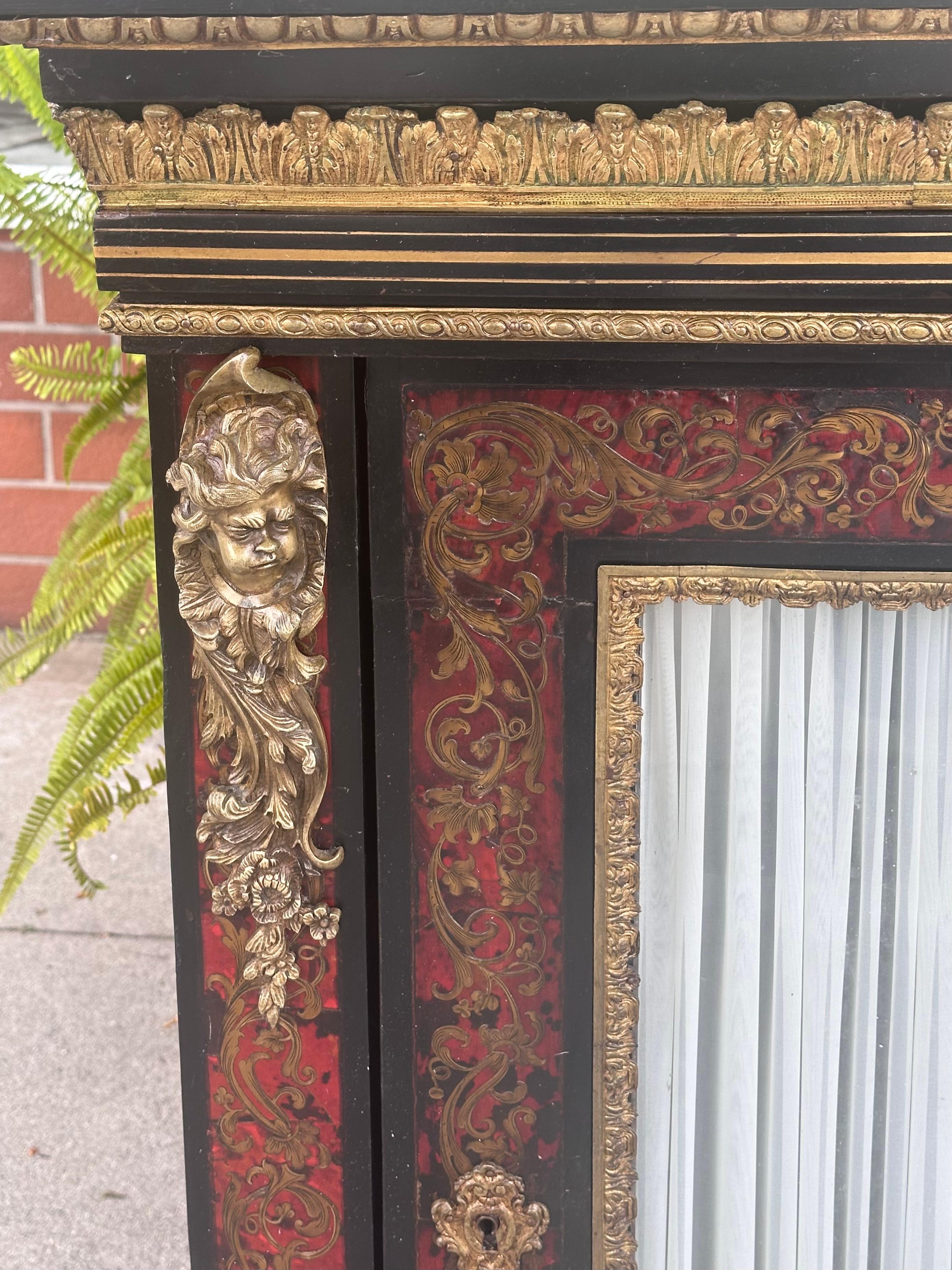 Antiker Napoleon III Vergoldete Bronze Boulle Schrank mit Marmorplatte im Zustand „Gut“ im Angebot in LOS ANGELES, CA