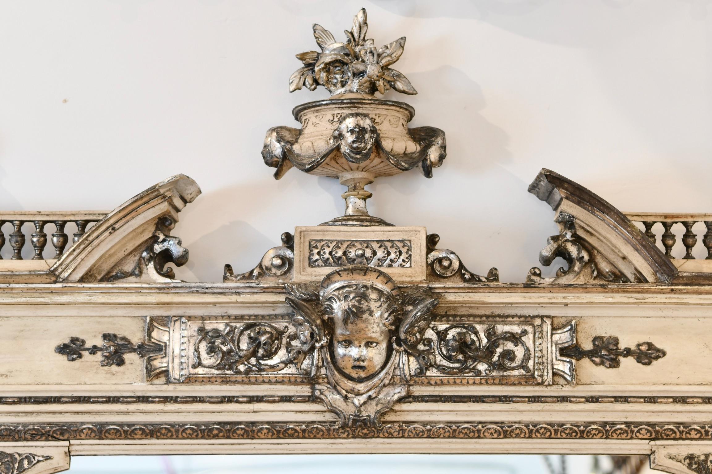 Antiker Spiegel Napoleon III bemalt und vergoldet im Zustand „Gut“ im Angebot in Brooklyn, NY