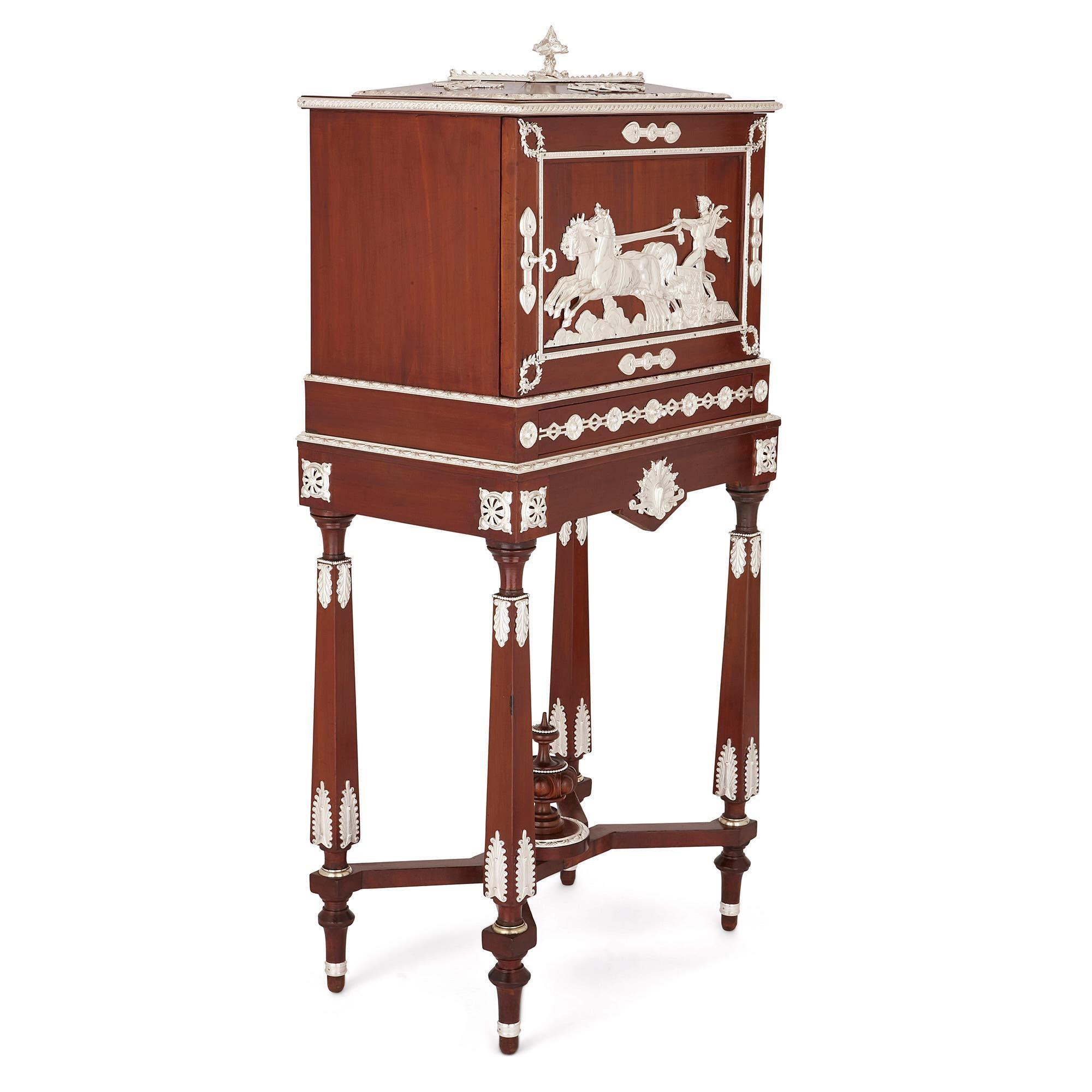 Fabriquée par le célèbre ébéniste Charles-Guillaume Diehl (1811-1885), cette armoire à tabac (humidor) est une pièce vraiment exquise de mobilier ancien en chêne. Diehl était célèbre au XIXe siècle pour ses meubles, souvent décorés d'une marqueterie