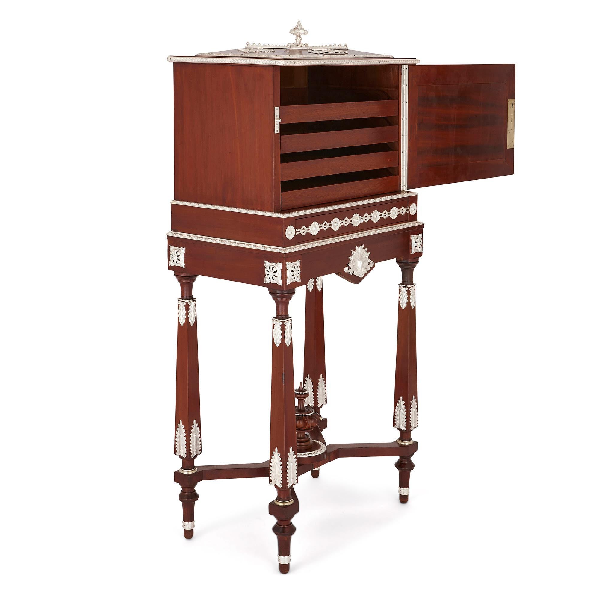 Antiker Tabakschrank aus Eiche und versilberter Bronze aus der Zeit Napoleons III. von Diehl (Neoklassisch) im Angebot