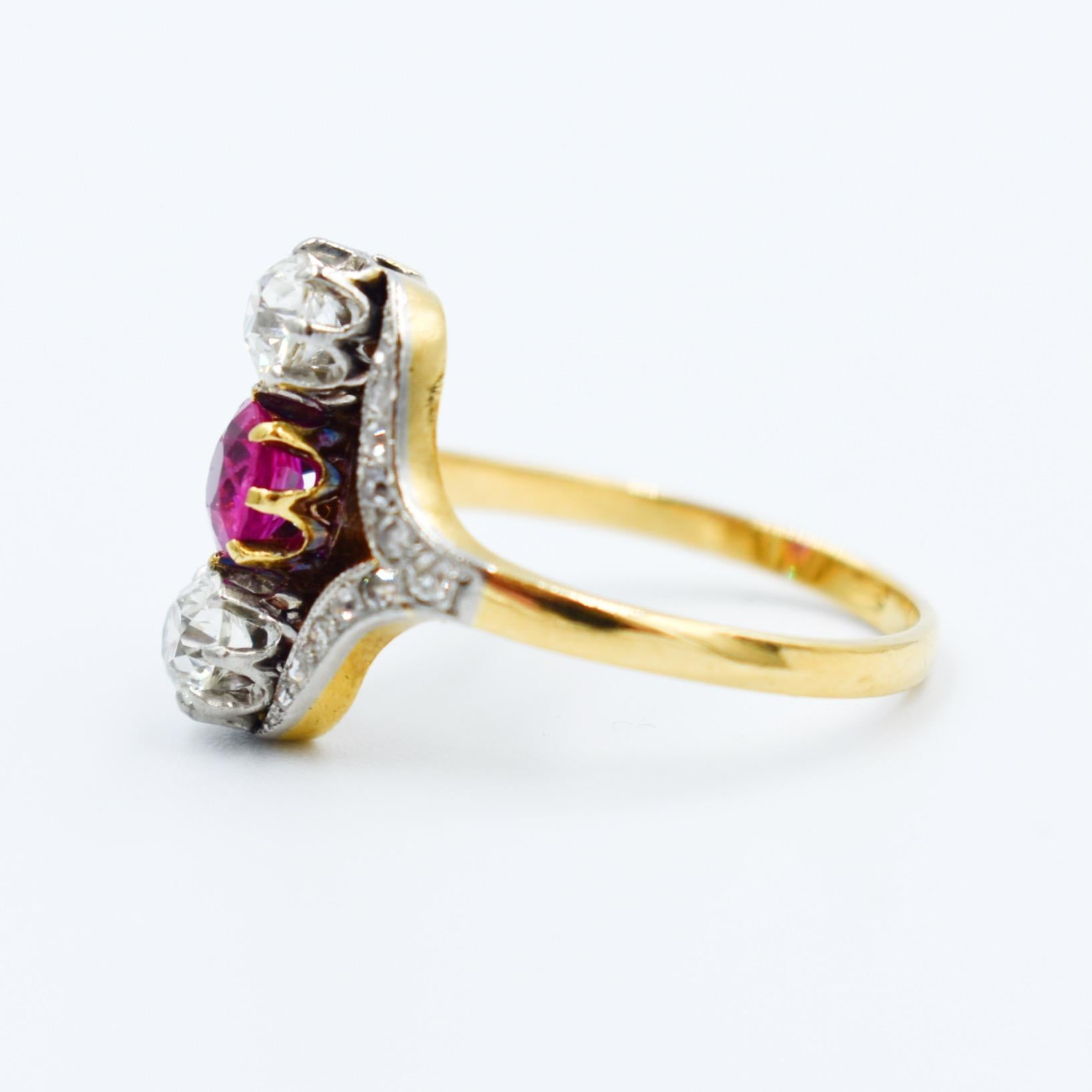 Antique Napoleon III ring in gold and platinum with diamonds and rubies In Excellent Condition For Sale In PARIS, FR