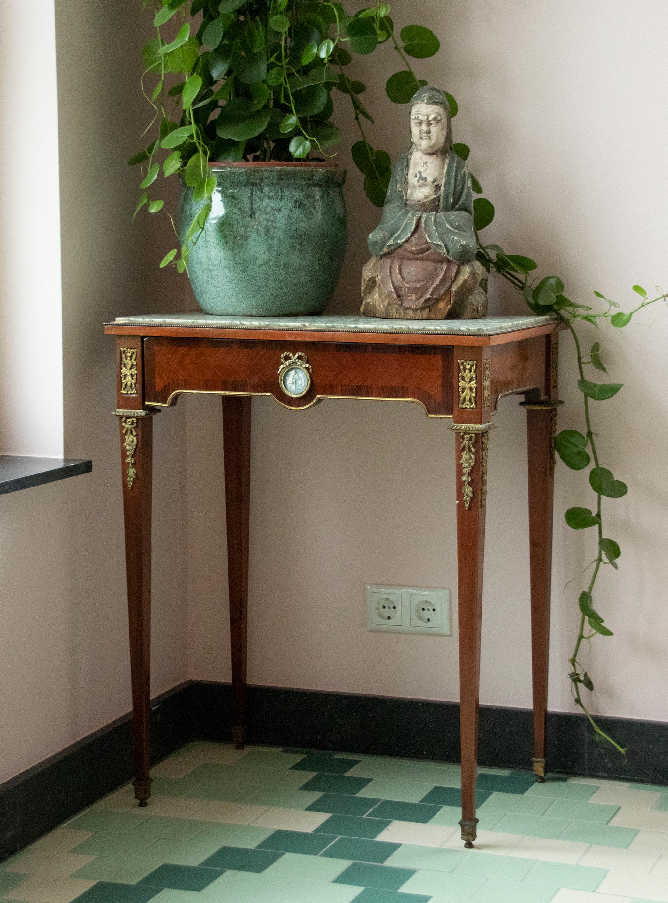 Beautiful antique side table from the French Napoleon 3 period in Louis XVI-style. The table has an elegant design with rosewood inlay on mahogany. The marble top is 'Marbre Vert d'Estours', a light marble with green veins. The table is further