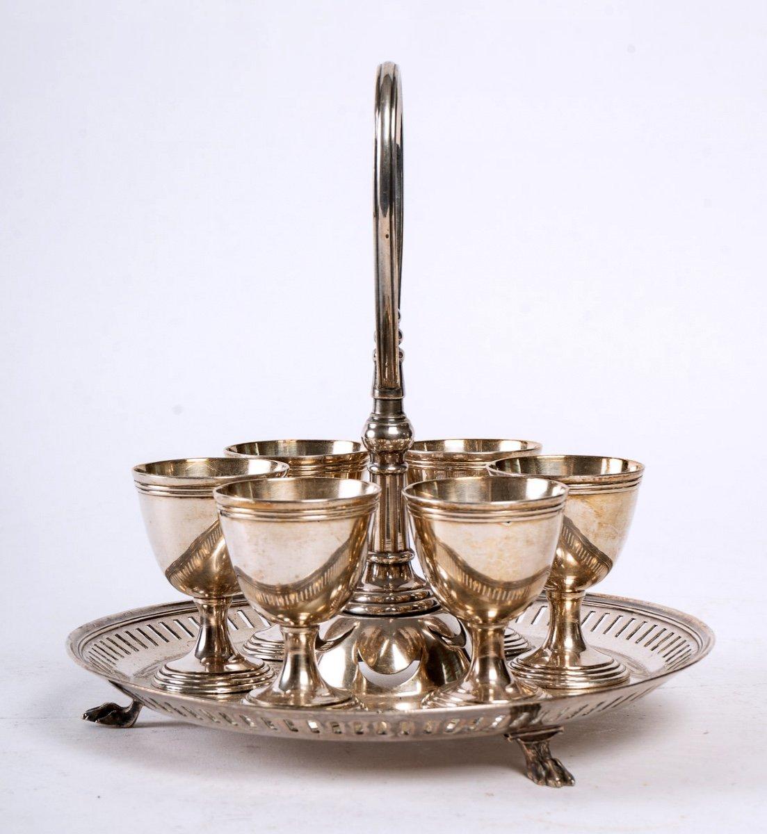 Antique Napoleon III silver-plated egg stand, by Christofle, round shape and standing on 3 claw feet, with a grip.
In perfect condition.
It presents 6 egg cups on feet.
19th century
Dimensions: Height: 23cm x diameter: 20cm
Egg cup dimensions: