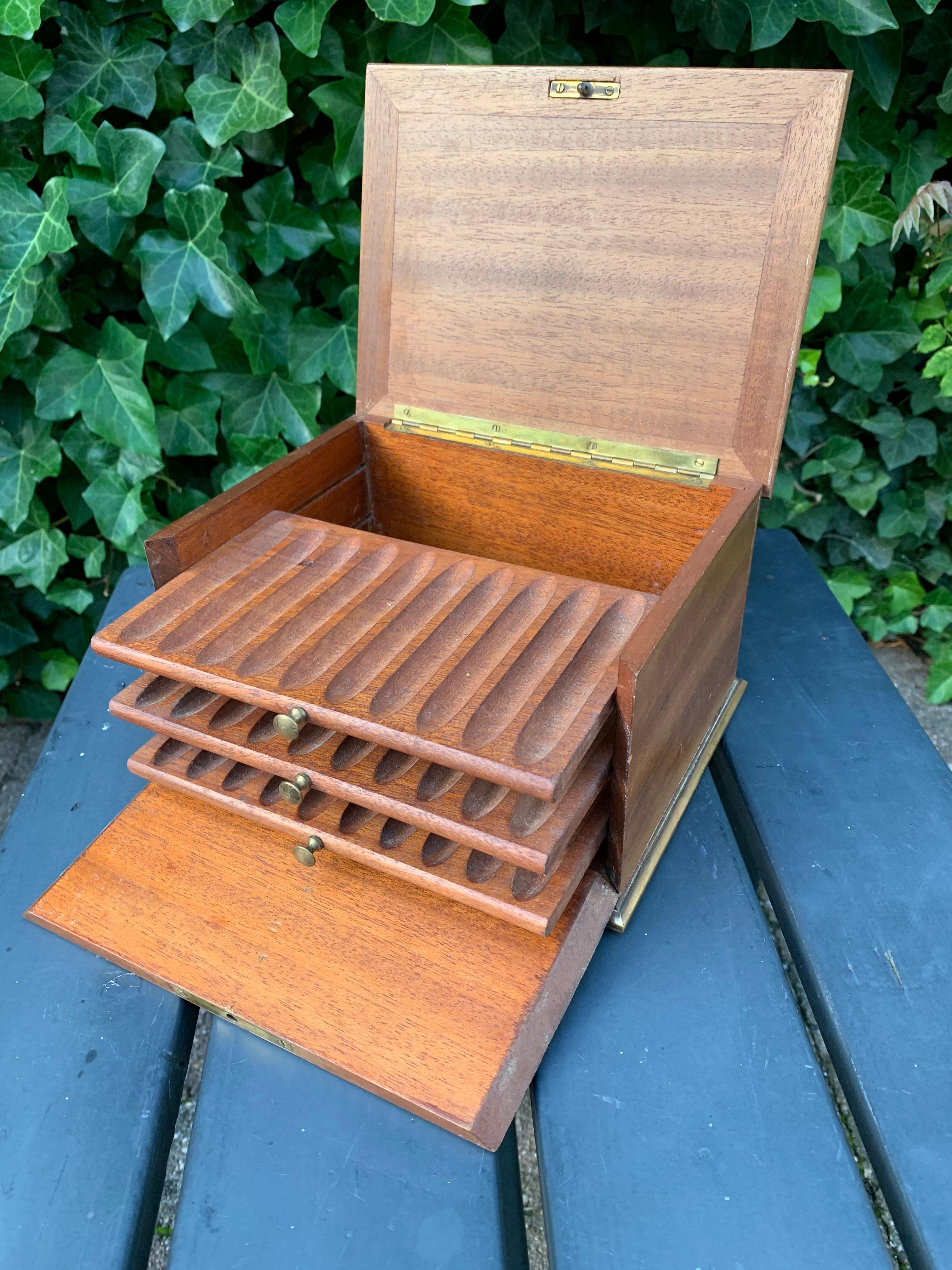Handgefertigte Zigarren-Humidor-Kasten aus Nussbaumholz mit Messingeinfassung und Intarsien, Napoleon III. im Angebot 5