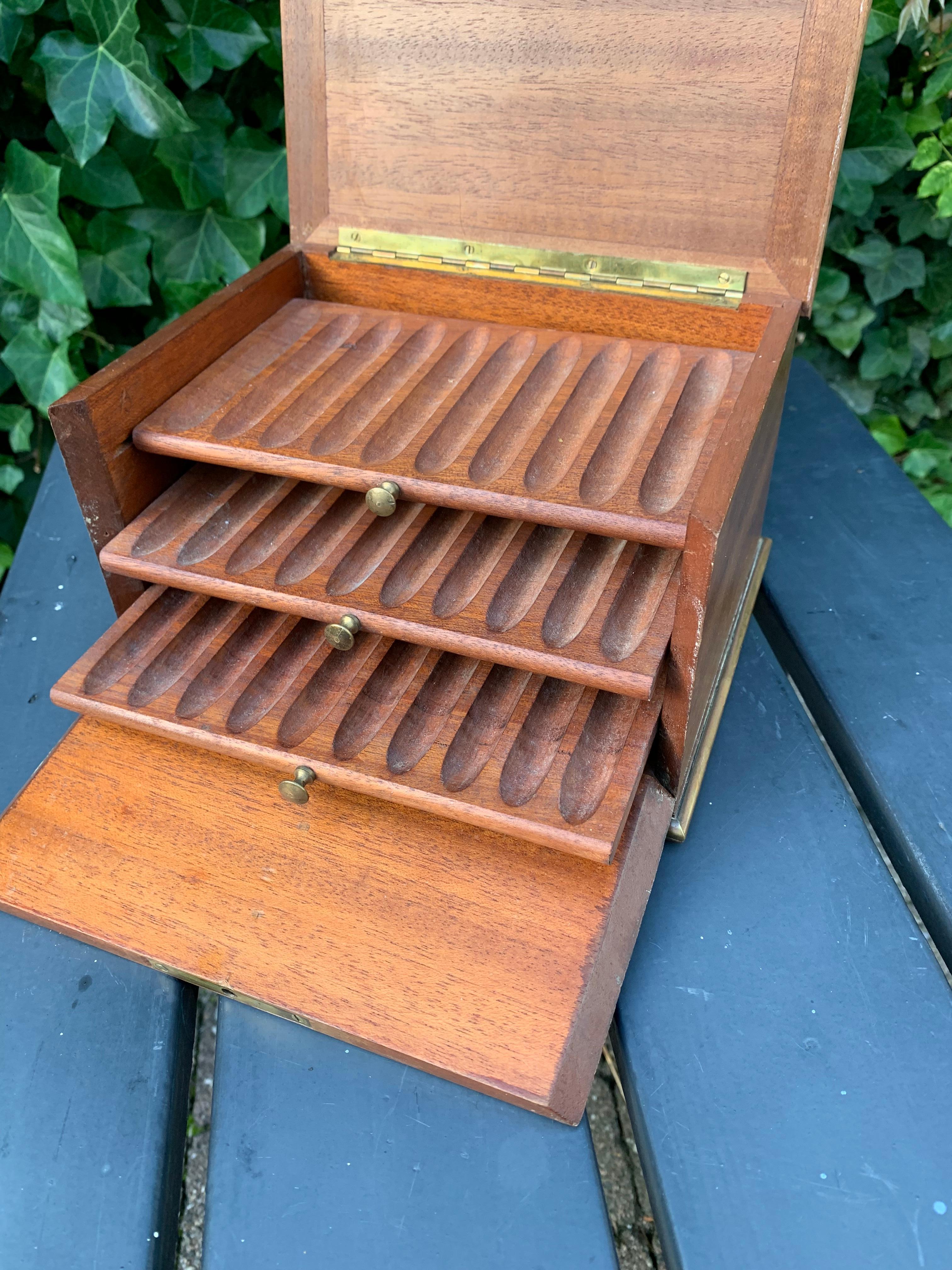 Boîte à cigares Napoléon III en bois de noyer fabriquée à la main avec bordure et incrustation en laiton en vente 5