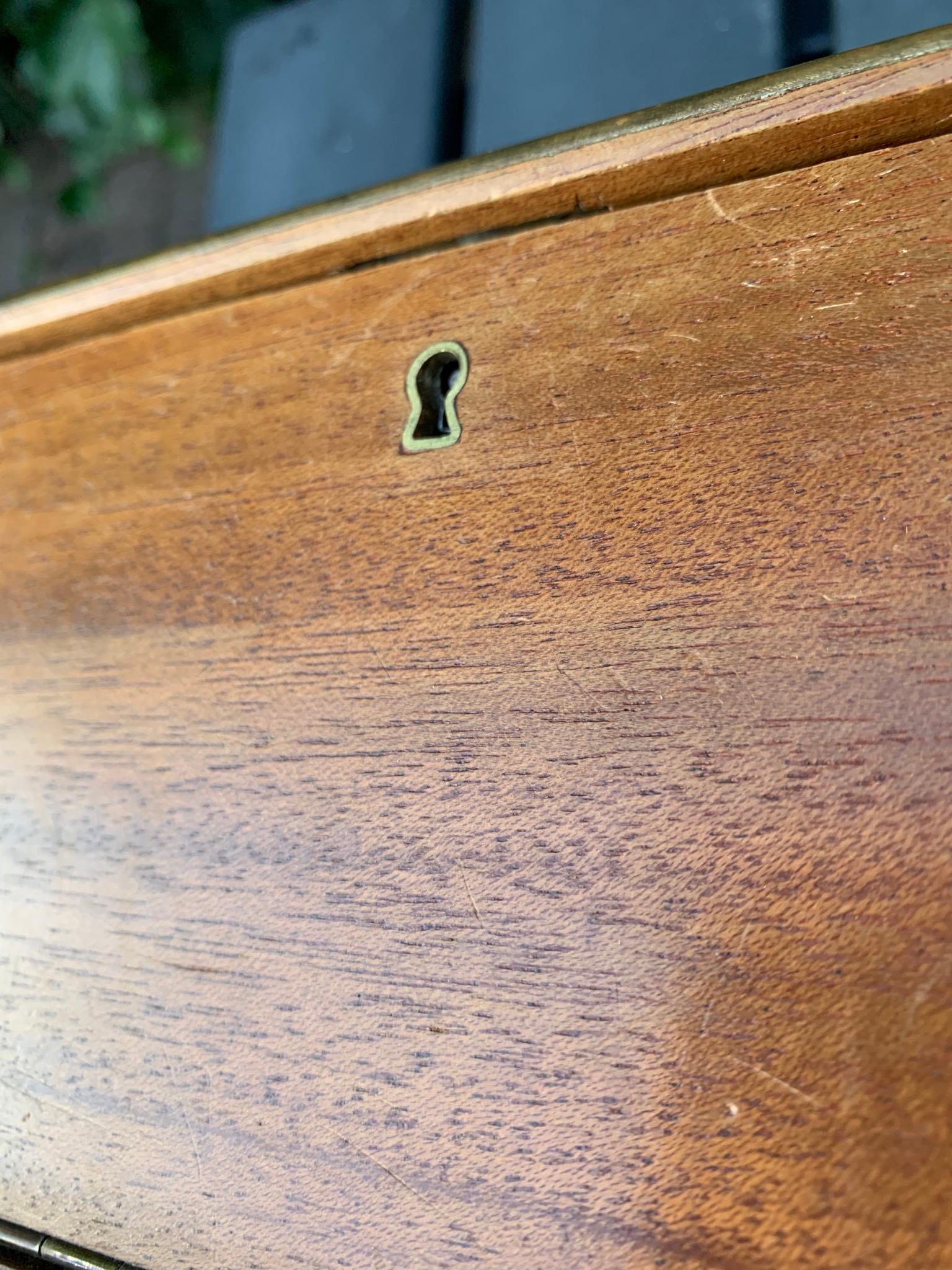 Scatola Humidor per sigari in legno di noce con bordi e intarsi in ottone, realizzata a mano da Napoleone III in vendita 7