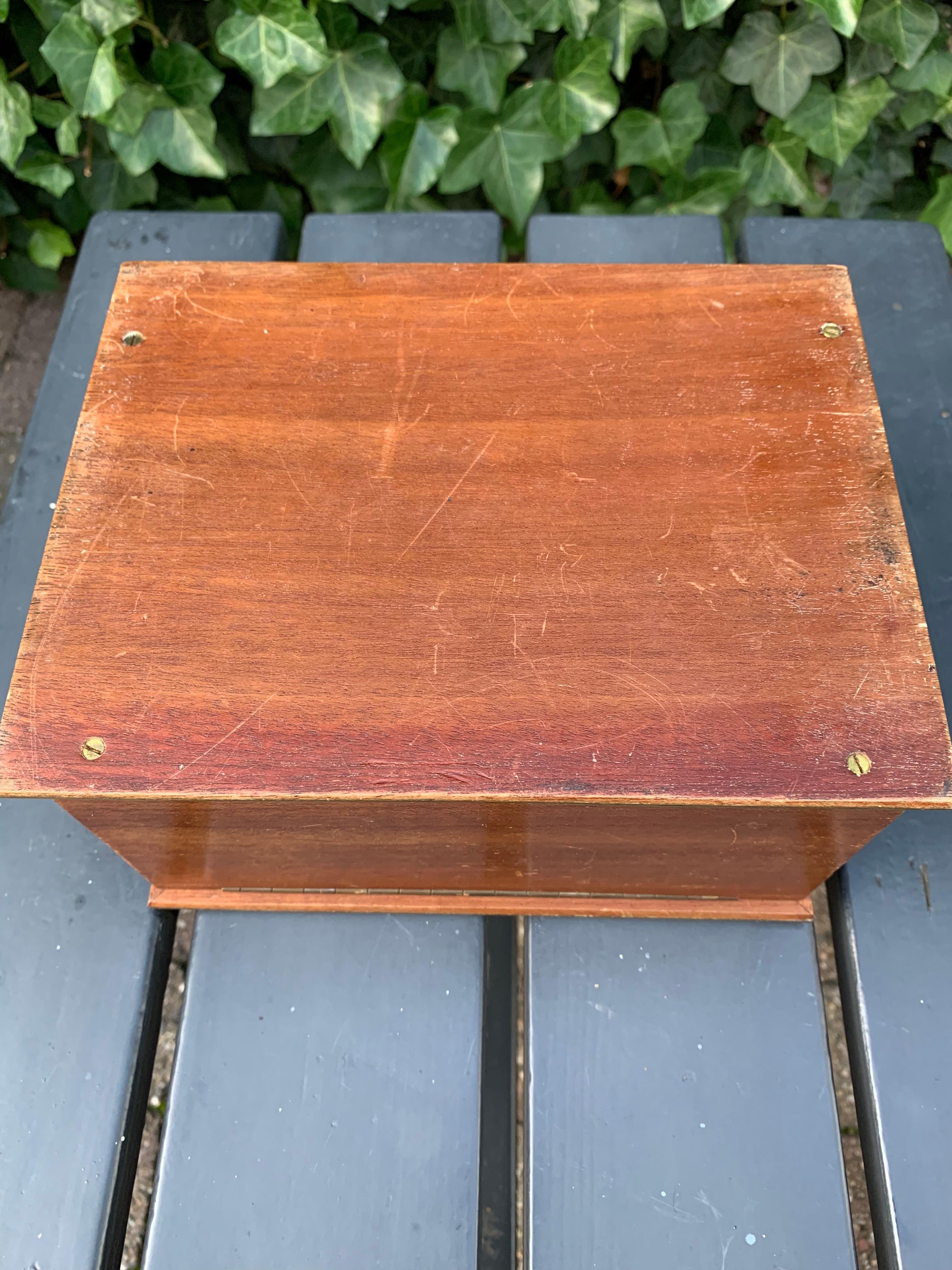 Boîte à cigares Napoléon III en bois de noyer fabriquée à la main avec bordure et incrustation en laiton en vente 9