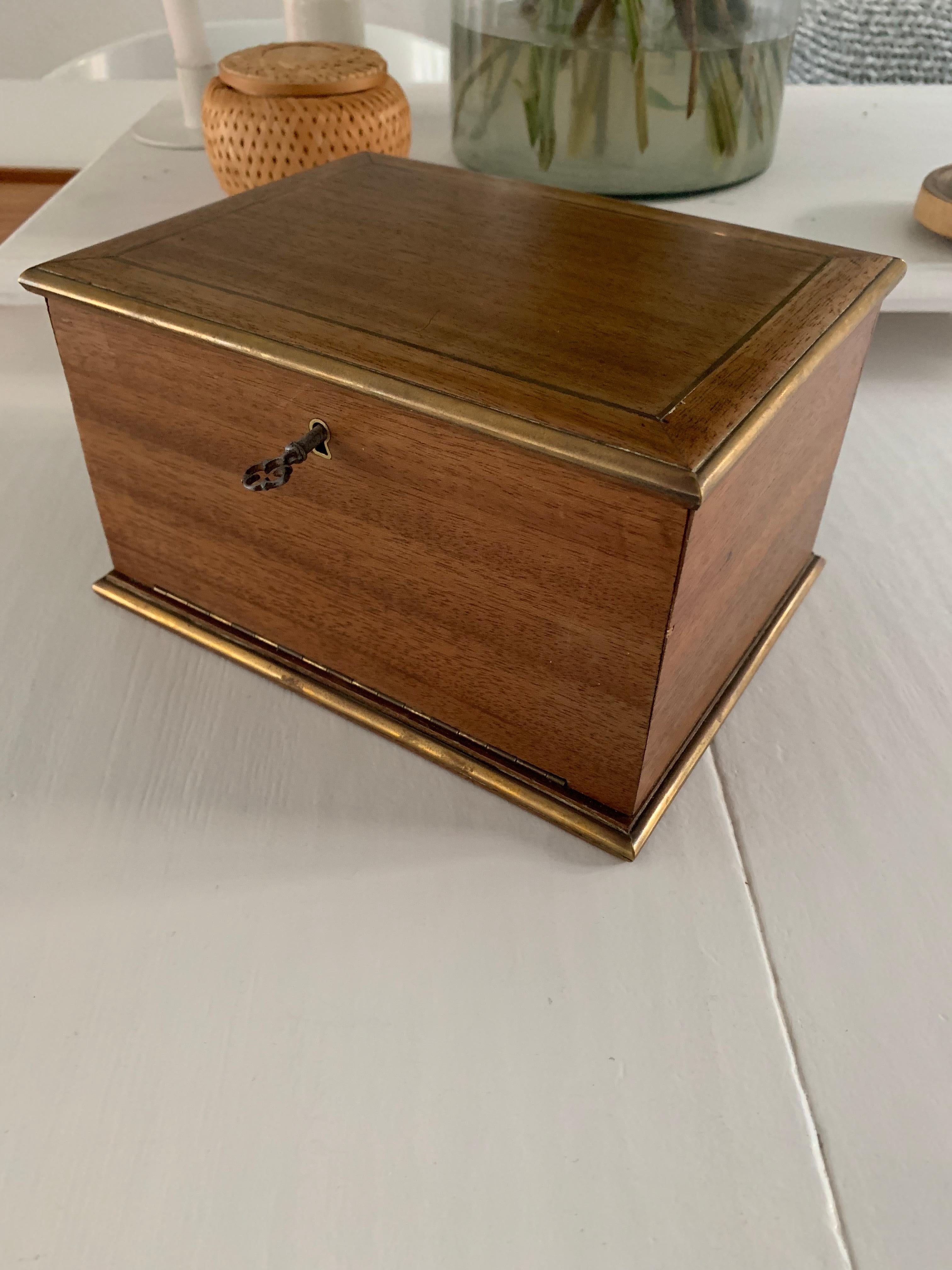 Napoleon III Handcrafted Nutwood Cigar Humidor Box with Brass Edging and Inlay For Sale 9