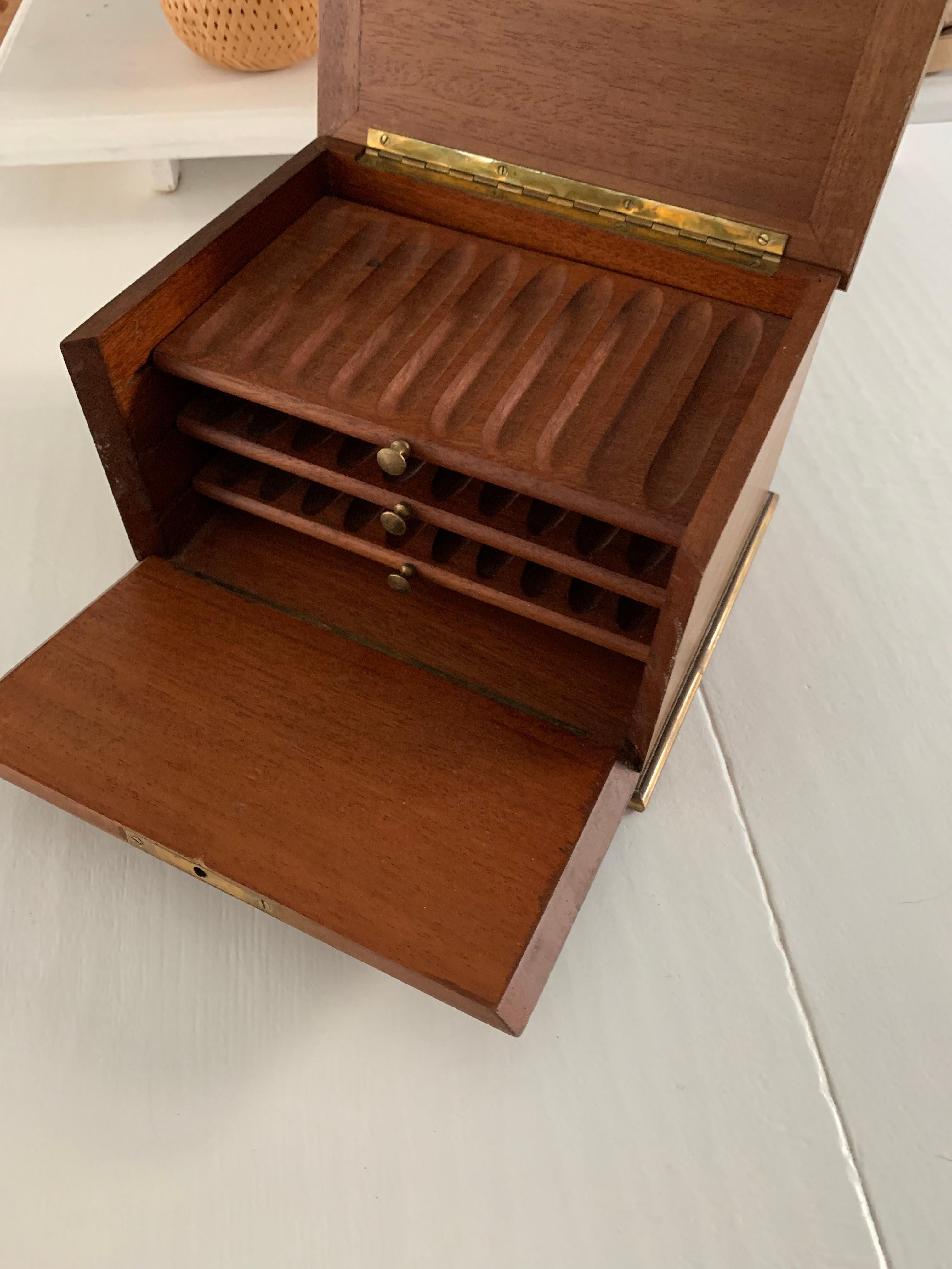 Boîte à cigares Napoléon III en bois de noyer fabriquée à la main avec bordure et incrustation en laiton en vente 12