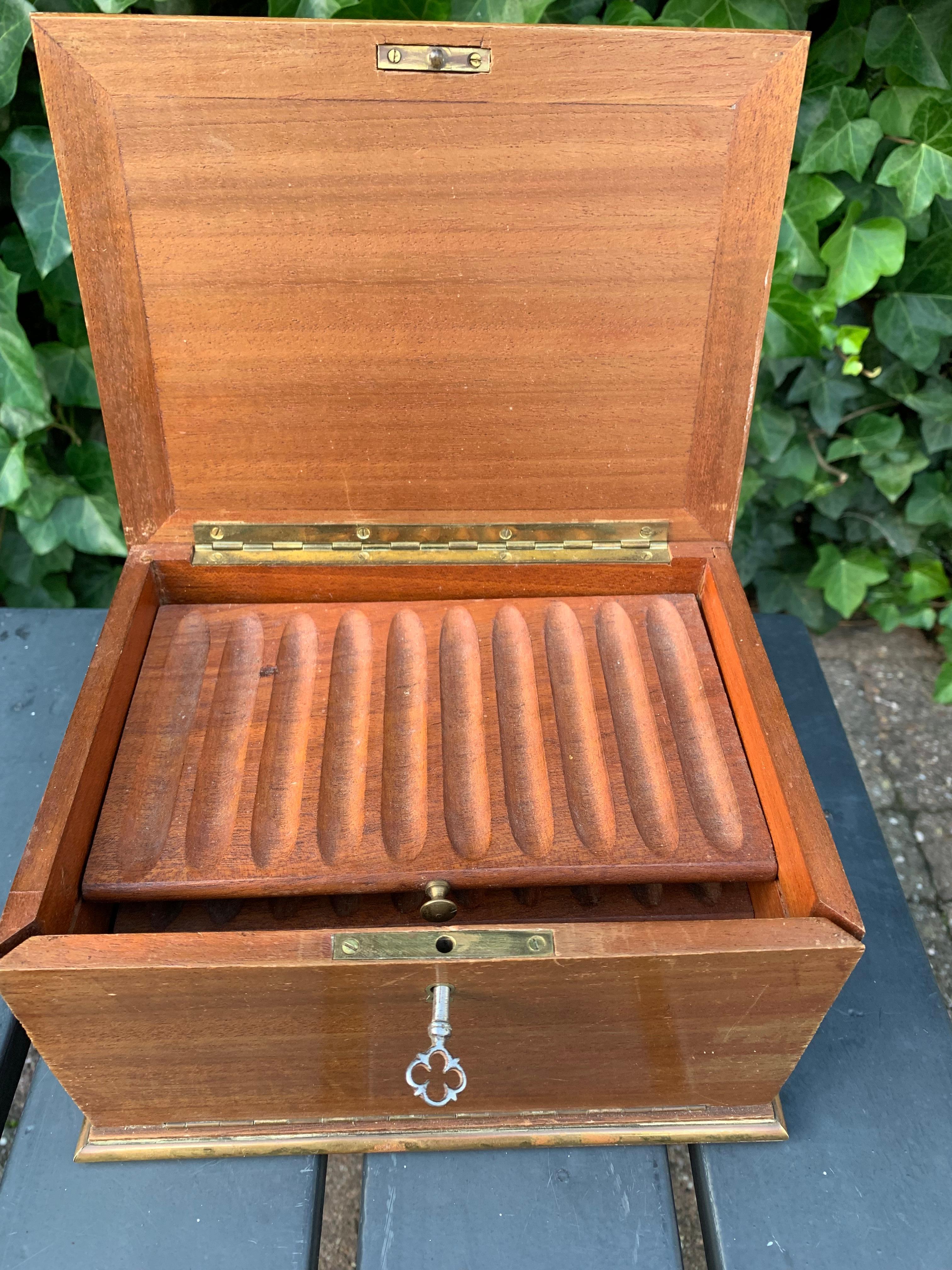 Gute Qualität und ausgezeichneter Zustand antike Box.

Diese Zigarrenkiste mit geradem Futter ist ein weiteres zeitloses Stück, das sich auch hervorragend als Geschenk für jemanden eignet, der noch nie eine Antiquität besessen hat. Alles wurde zu