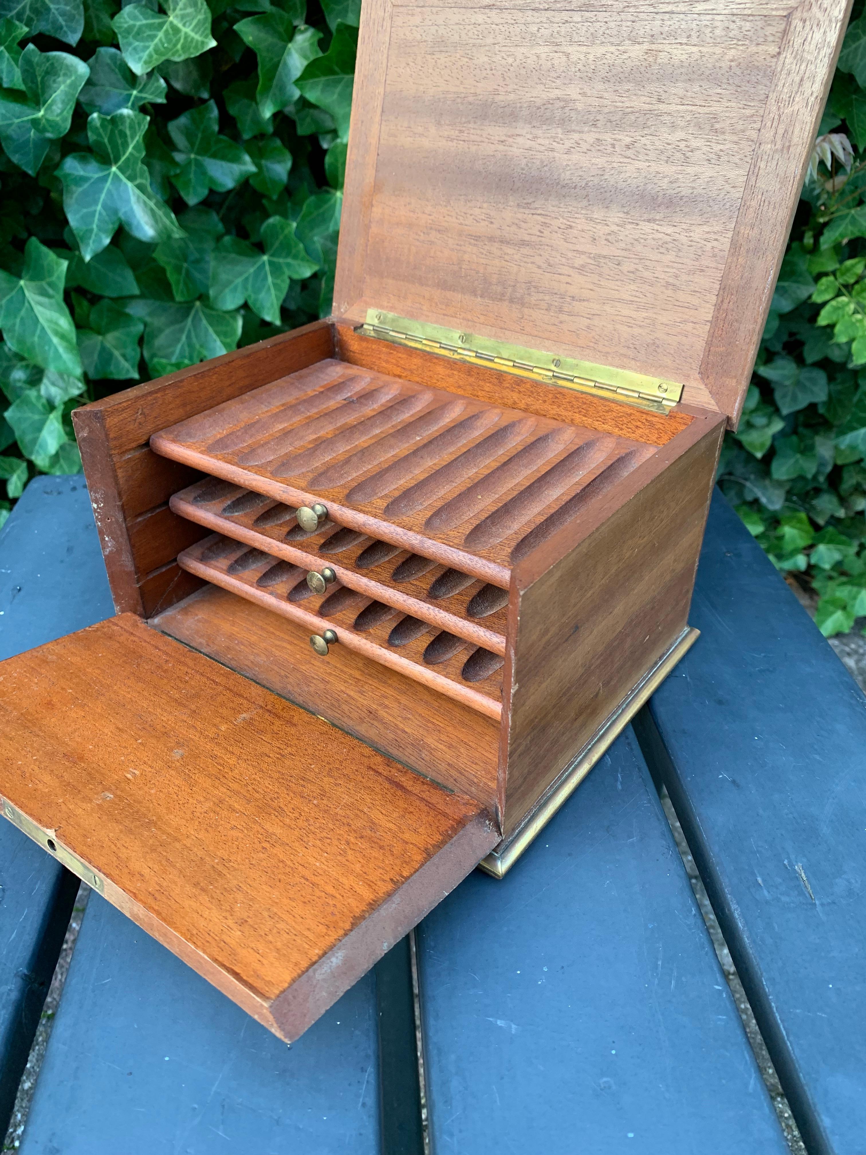Handgefertigte Zigarren-Humidor-Kasten aus Nussbaumholz mit Messingeinfassung und Intarsien, Napoleon III. (20. Jahrhundert) im Angebot