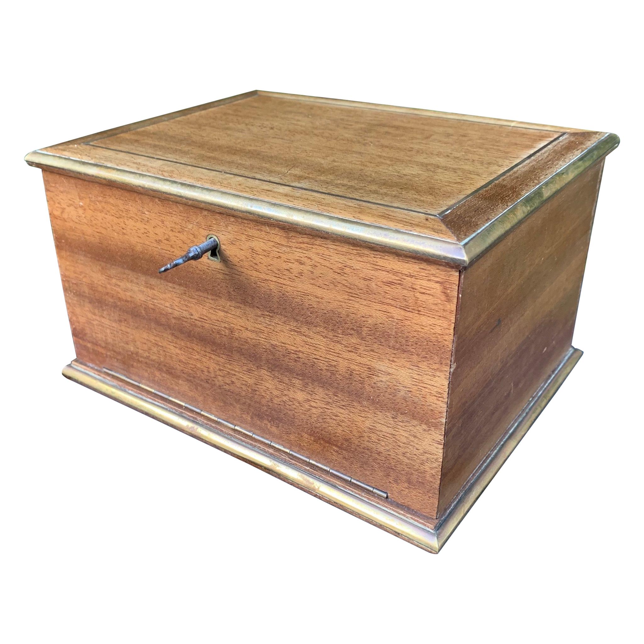 Boîte à cigares Napoléon III en bois de noyer fabriquée à la main avec bordure et incrustation en laiton en vente