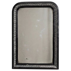 Espejo de pared antiguo de estilo Napoleón III, con marco negro con molduras en forma de cuentas, Francia, década de 1880