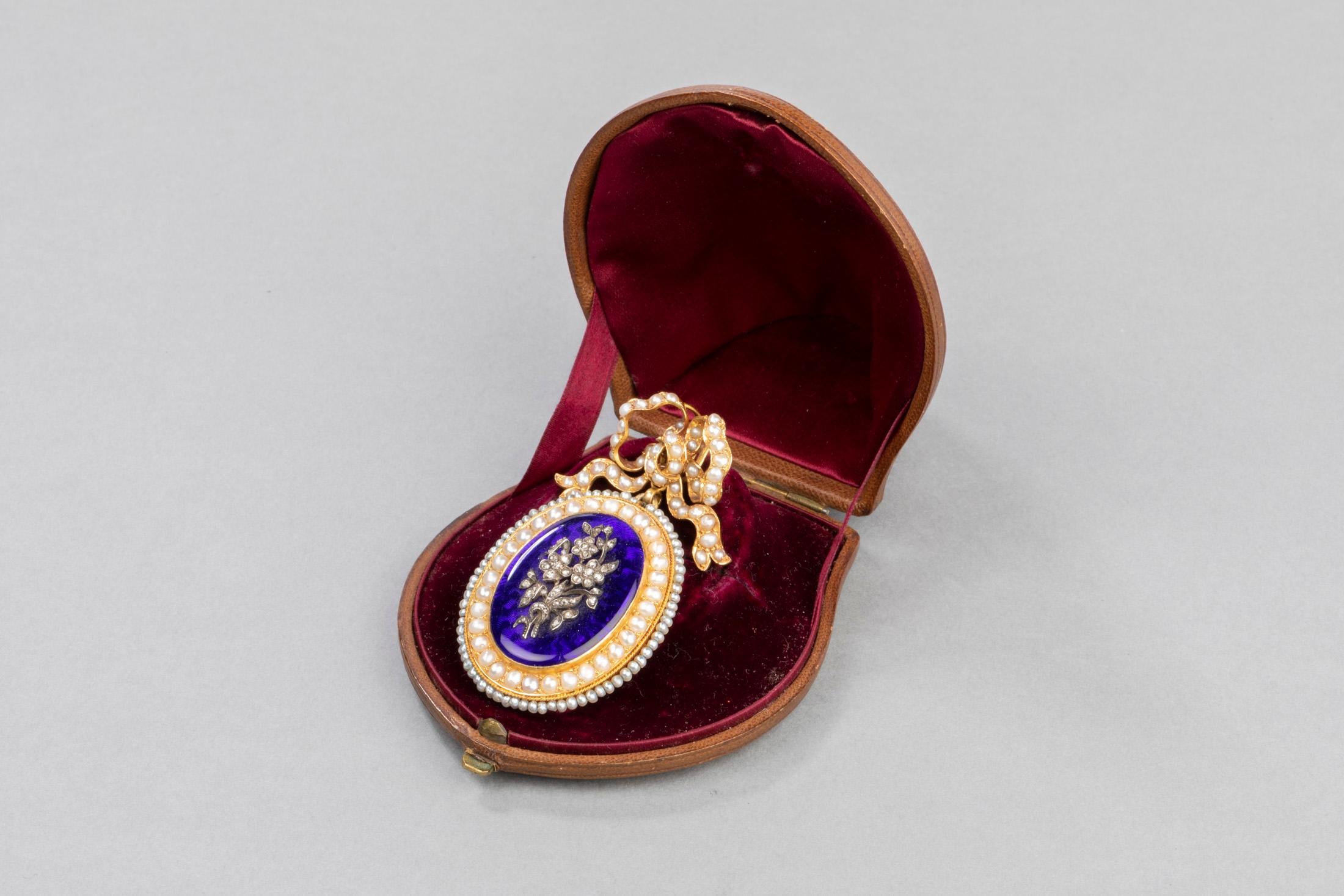 Antique Napoleon III Locket, Gold Enamel and Pearls In Good Condition In Saint-Ouen, FR