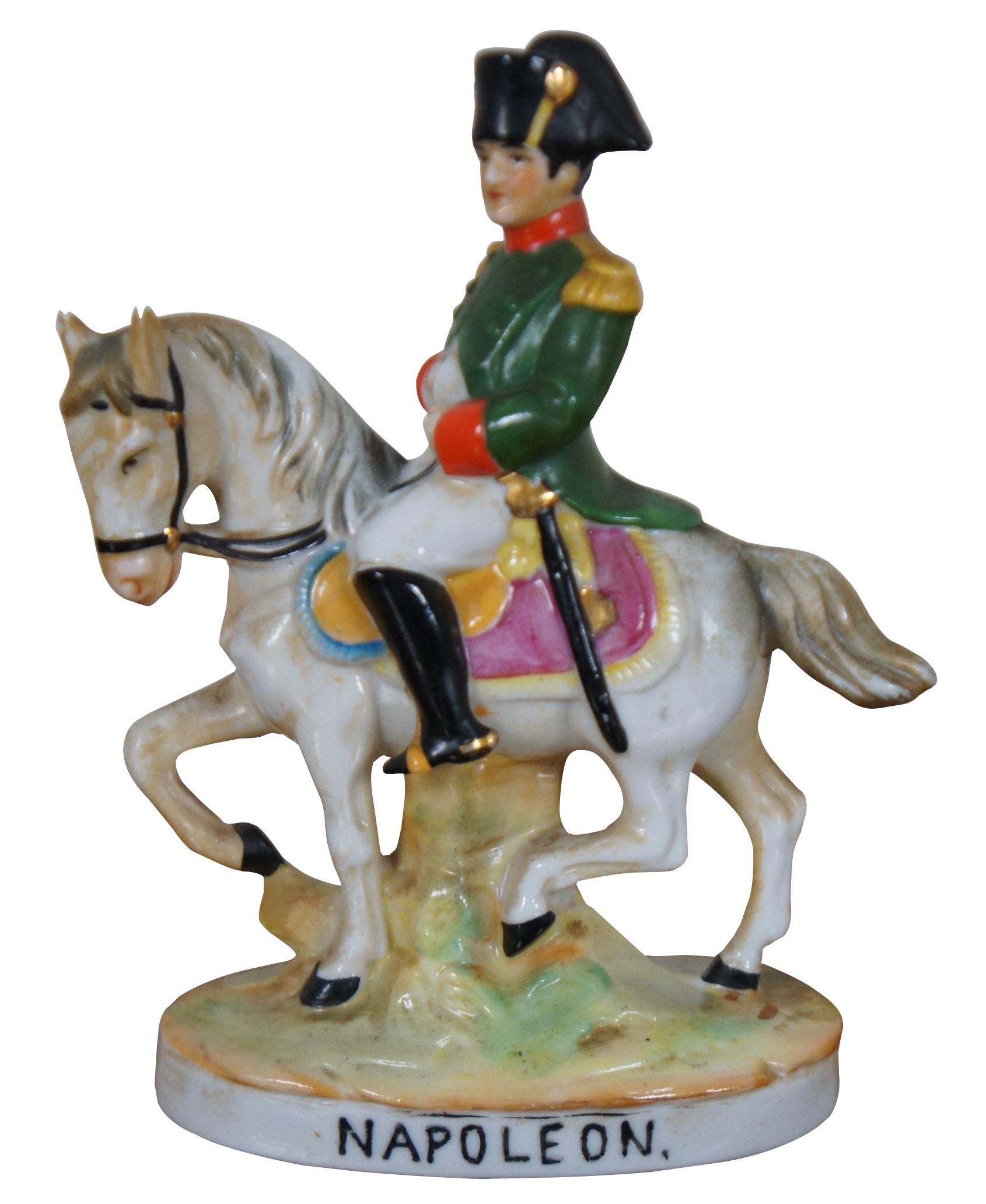 Paar antike Porzellanfiguren von Napoleon Bonaparte und Michel Ney auf Pferden. 