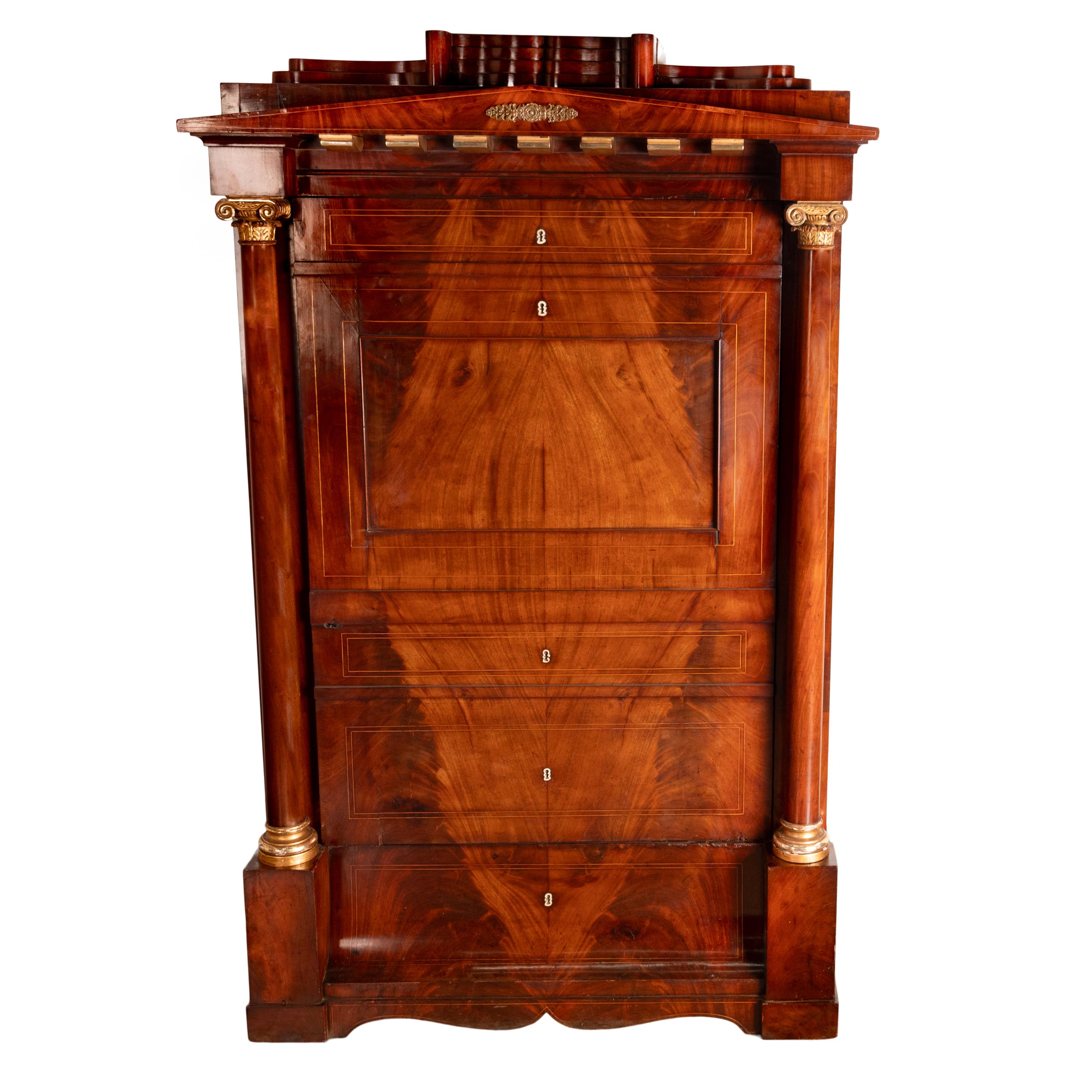 Très belle armoire à vin en acajou et parchemin doré, d'époque Empire français et Napoléon, vers 1810.
Fabriqué dans l'acajou le plus fin, ce meuble a la forme d'un secretaire abattant mais est en fait un meuble armoire compact, dissimulant une