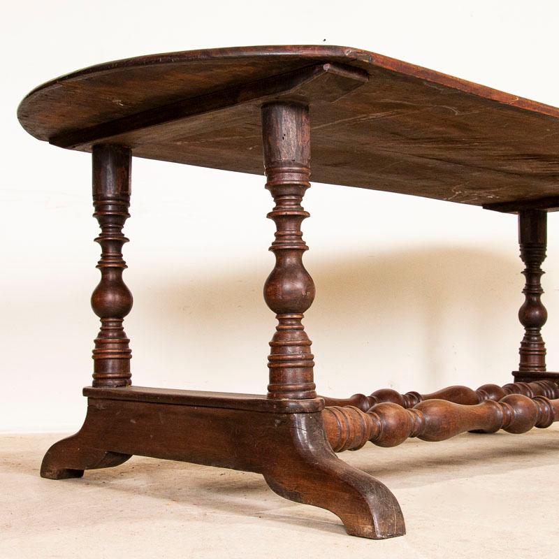 Table de salle à manger coloniale espagnole ancienne en bois de Narra en vente 4