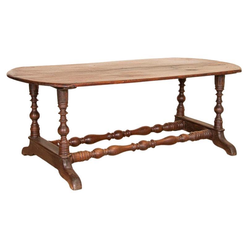 Table de salle à manger coloniale espagnole ancienne en bois de Narra en vente