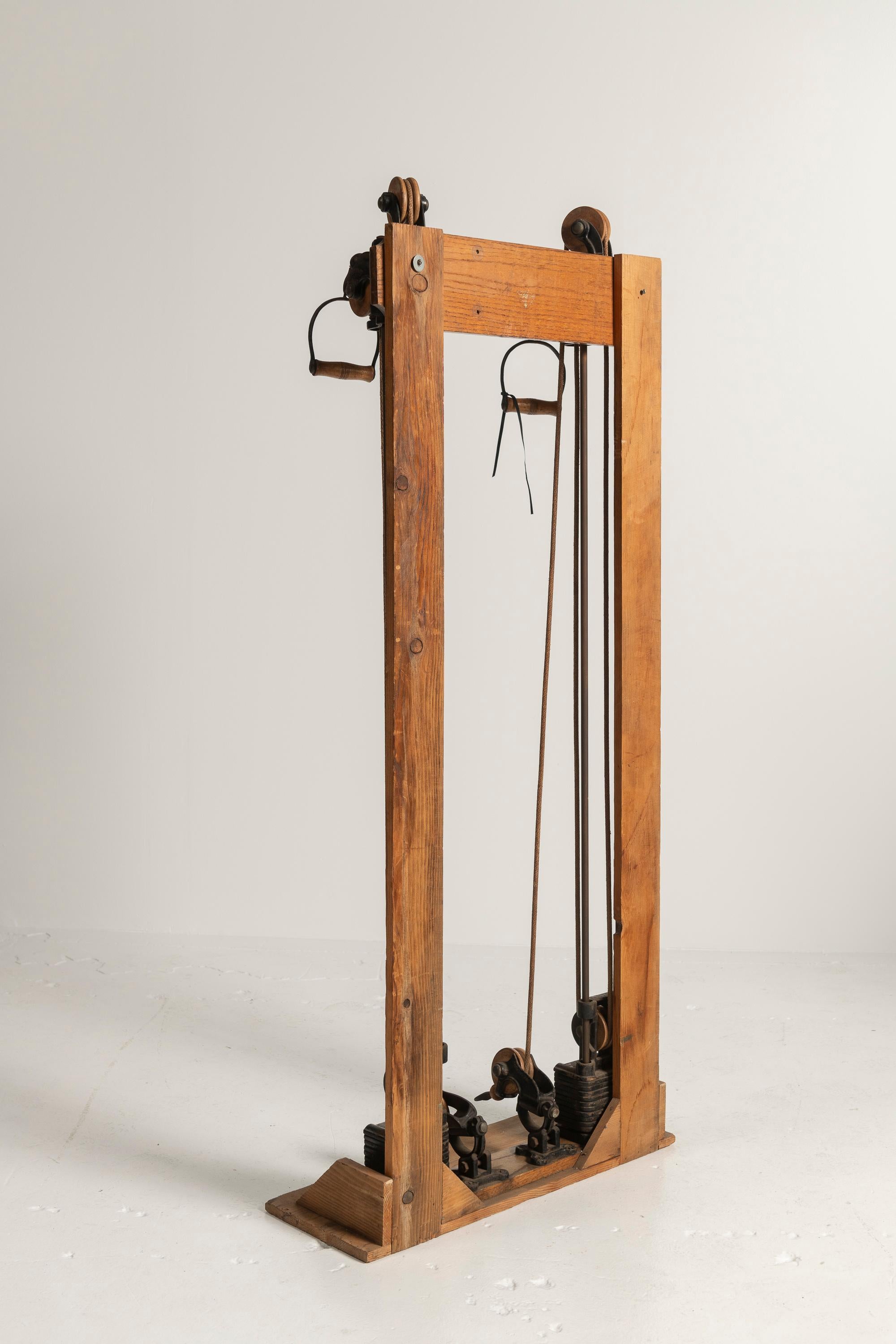 Antike Narragansett Machine Company montbares Gewichtsmaschine, 1920er Jahre, USA im Zustand „Gut“ im Angebot in San Francisco, CA
