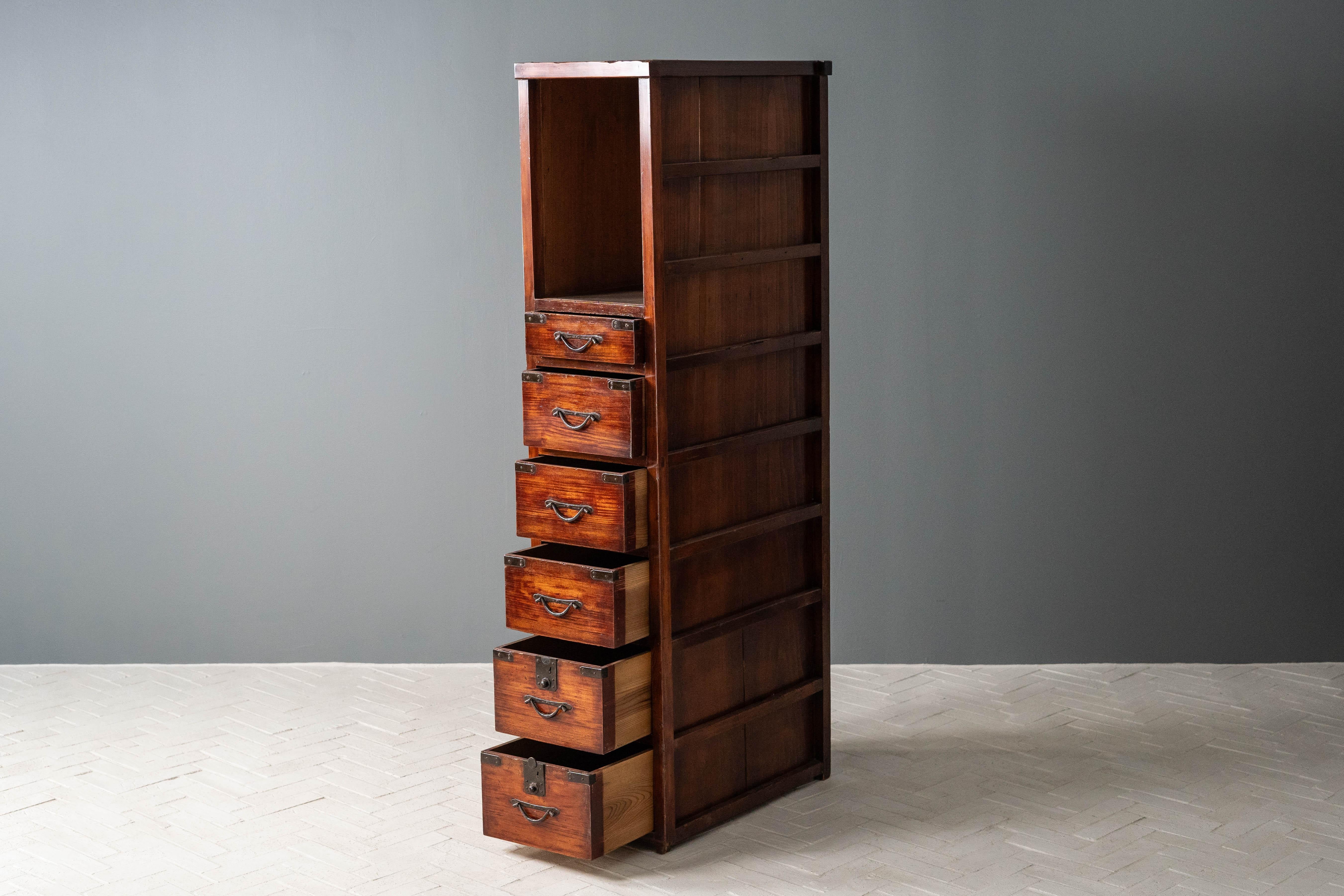 Antike schmale japanische Tansu (Meiji-Periode) im Angebot