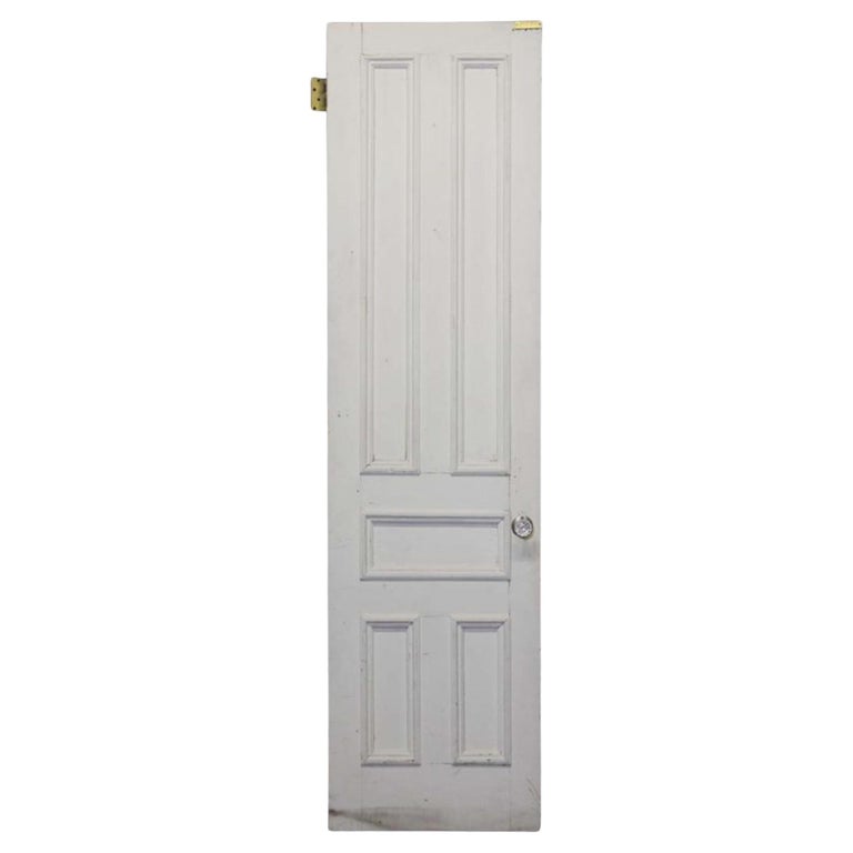 Antike schmale weiße Holztür mit 5 Paneelen und Beschlägen im Angebot bei  1stDibs