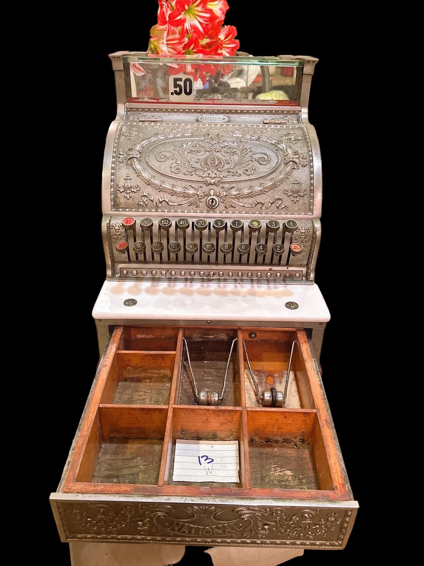 Antikes nationales Cashier-Regal mit Schlüssel im Angebot 12