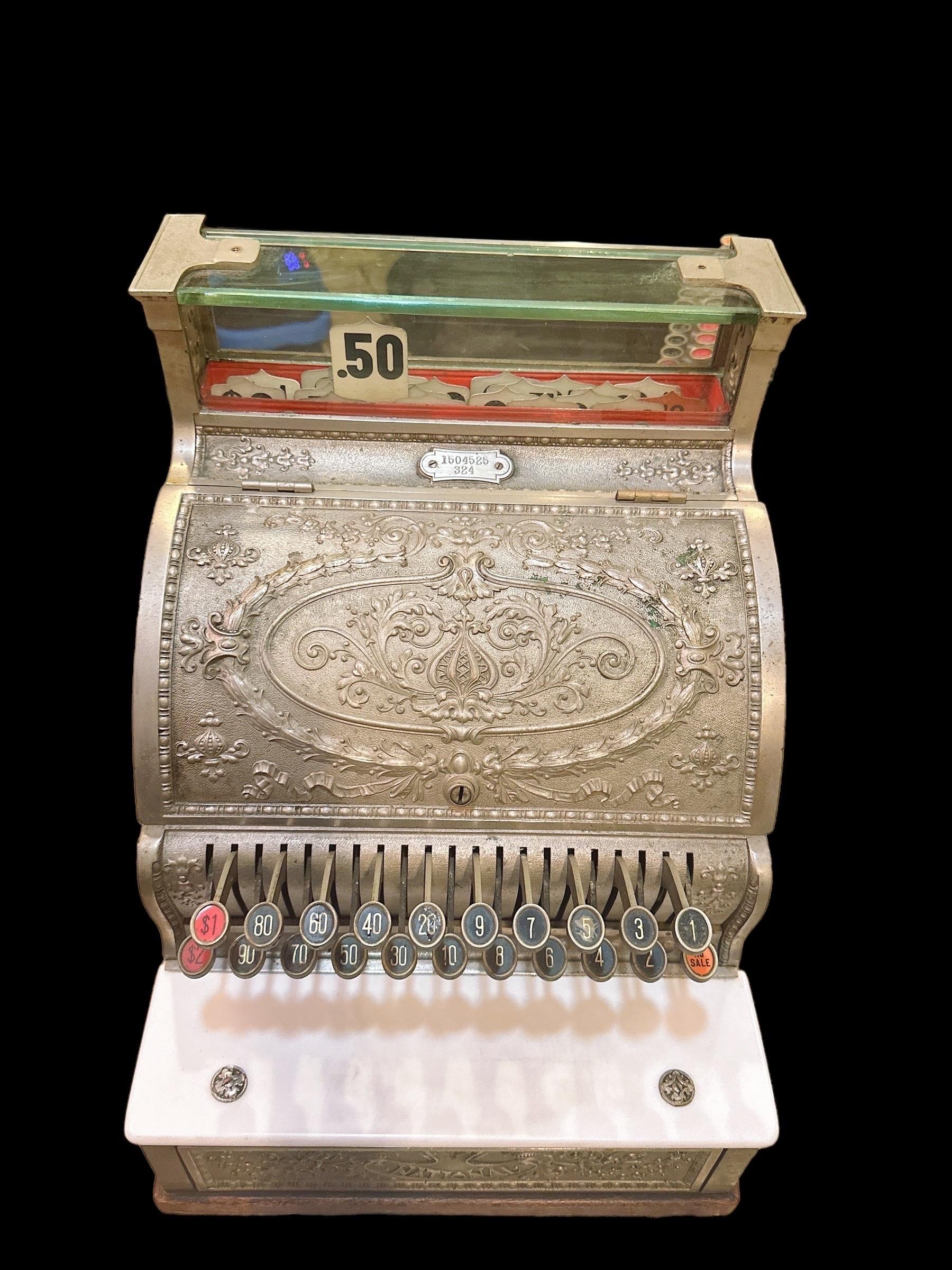 Antikes nationales Cashier-Regal mit Schlüssel (Bronziert) im Angebot