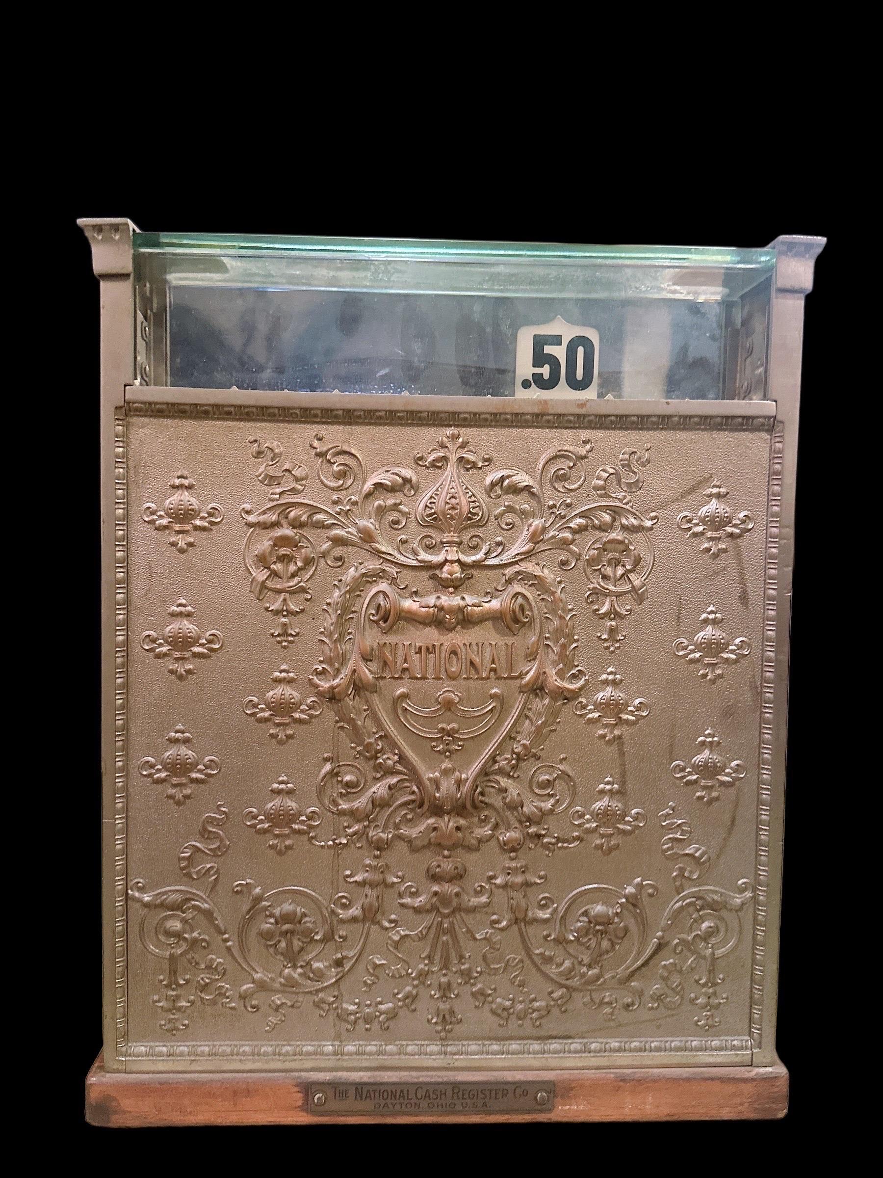Antikes nationales Cashier-Regal mit Schlüssel im Angebot 1