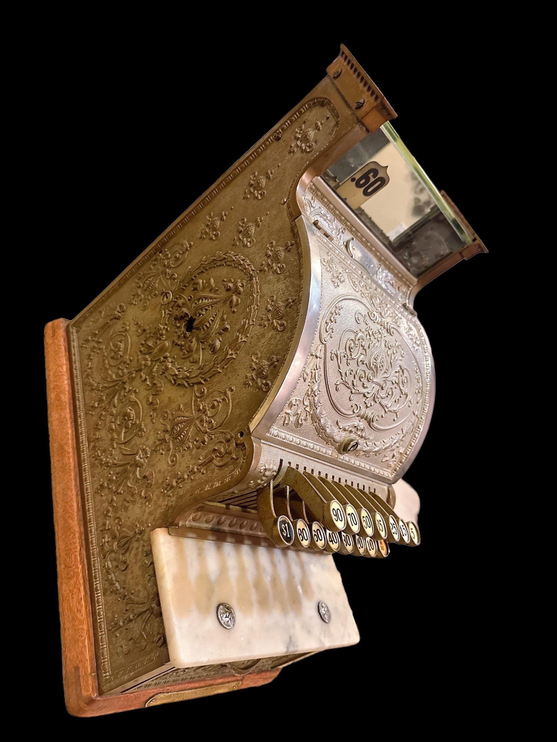 Ancienne caisse enregistreuse nationale R313 avec une clé , le tiroir peut s'ouvrir , il y a une clé , c'est une belle pièce .