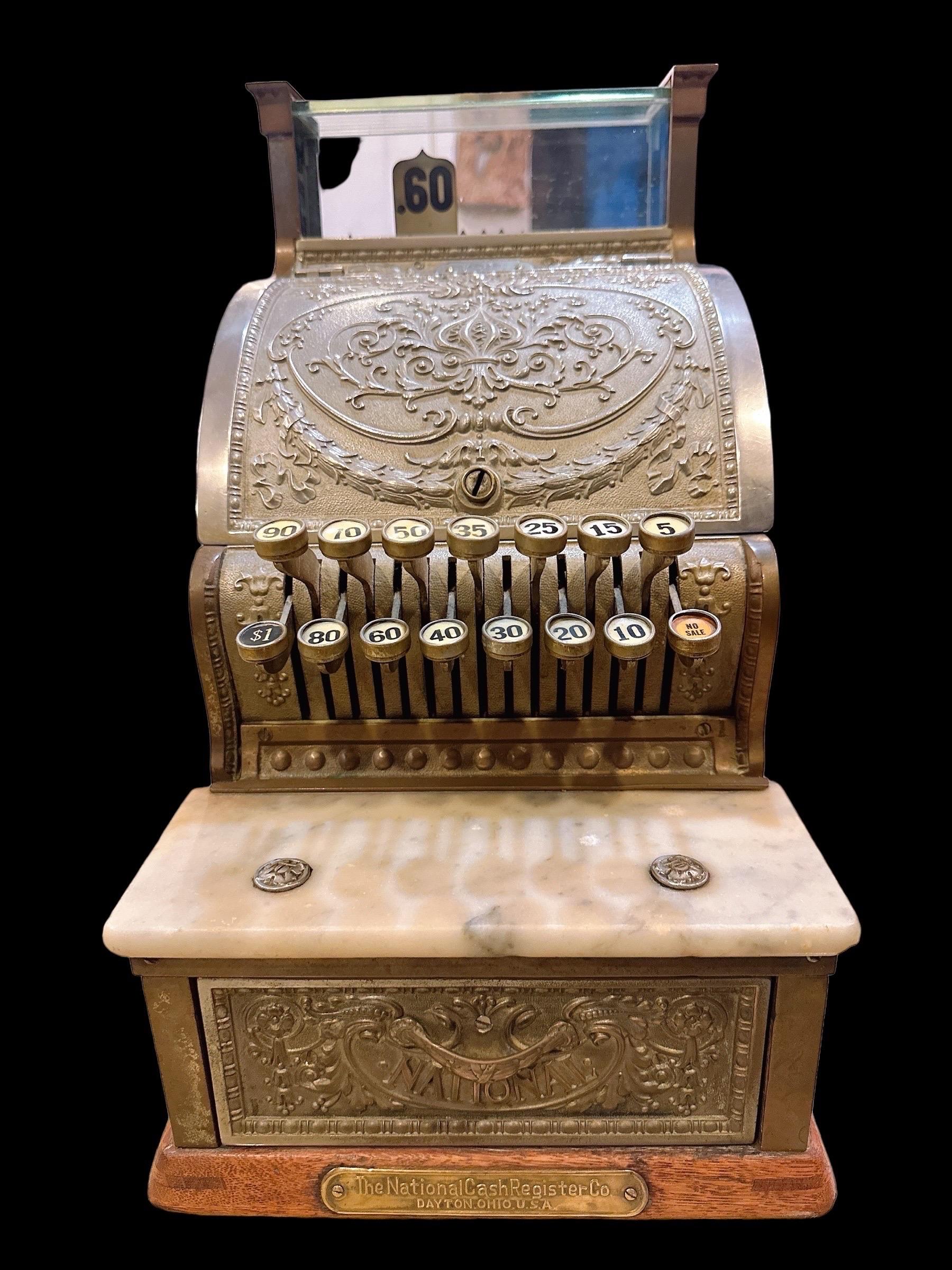 Classique américain Ancienne caisse enregistreuse nationale avec la clé en vente