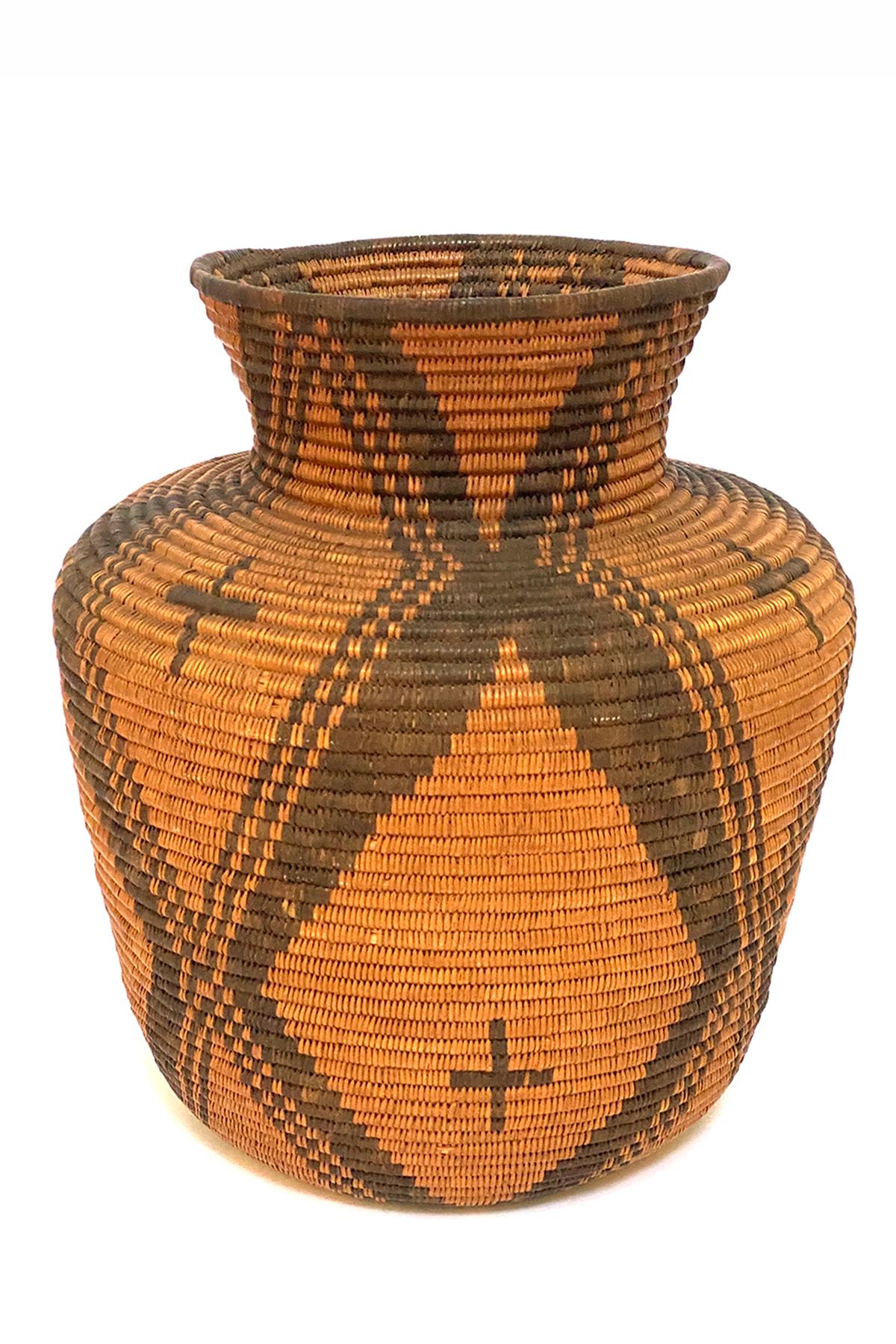 Olla apache en vannerie avec des croix, tissée en fibres naturelles, saule avec griffe du diable, vers 1910. Le panier mesure 12 ¼ de hauteur x 9 pouces de diamètre. Les Apaches, une tribu nomade, s'étendaient dans le sud-ouest américain, notamment