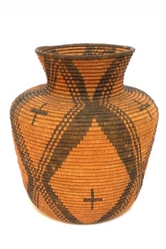 Antique pomme de panier amérindienne avec croix, vers 1910