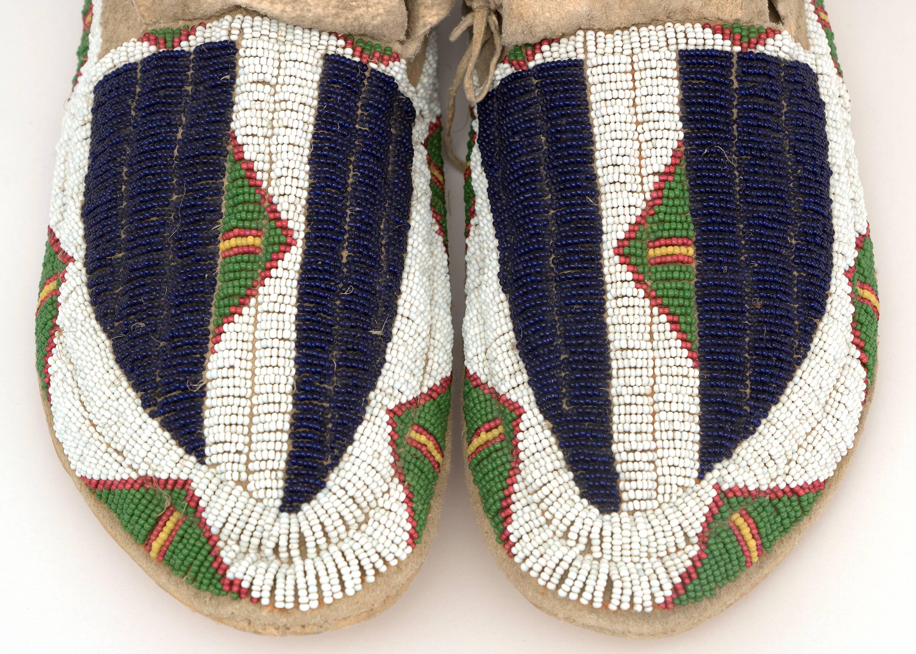 Amérindien Moccasins amérindiens anciens en perles, Sioux, vers 1900, pistes de buffles bleus en vente