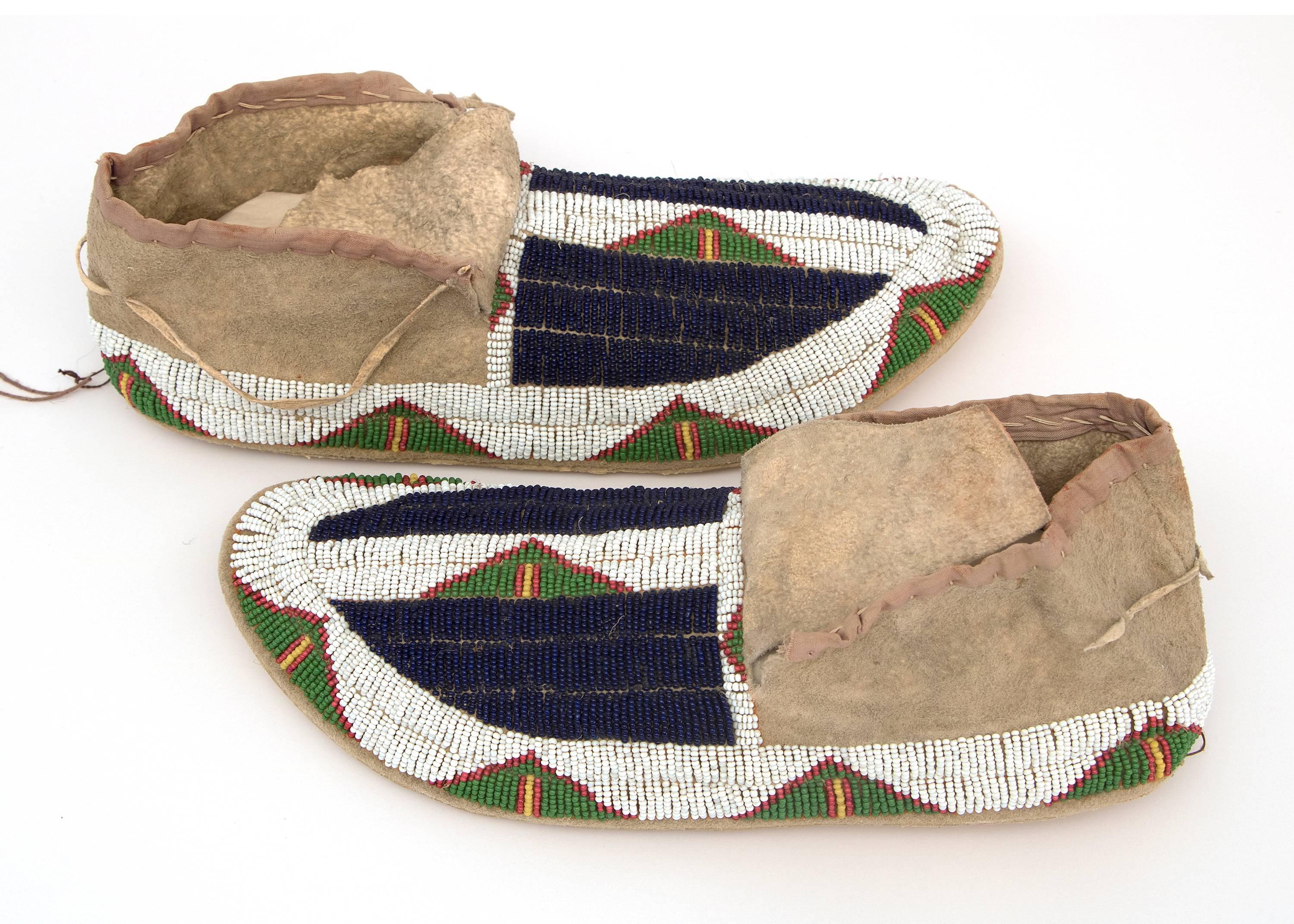 Antike perlenbesetzte Moccasins der amerikanischen Ureinwohner, Sioux, um 1900, blaue Buffalo Tracks (Indigene Kunst (Nord-/Südamerika)) im Angebot