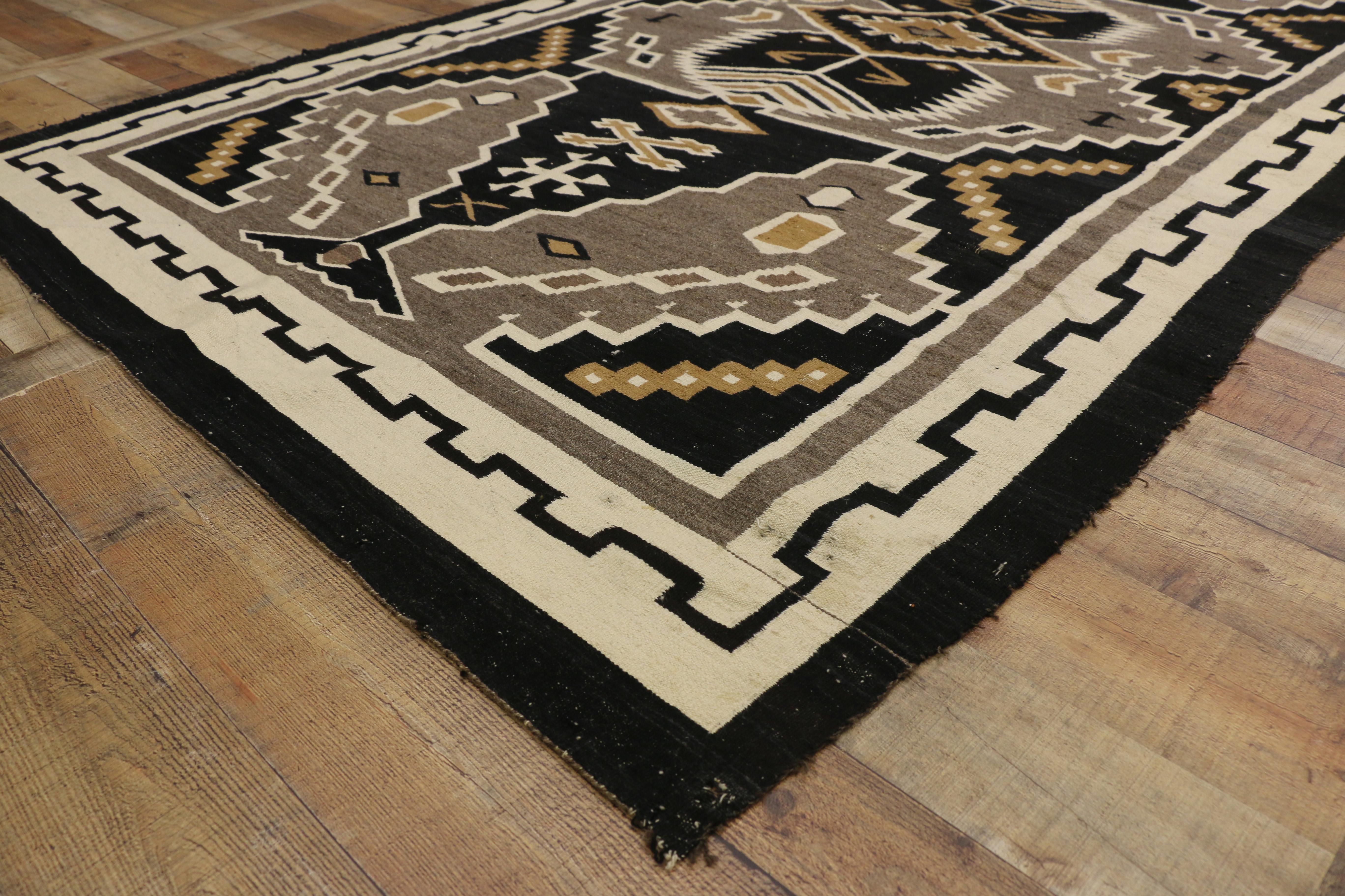 Antiker indianischer Kilim-Teppich mit Navajo Two Grey Hills Stil (20. Jahrhundert) im Angebot