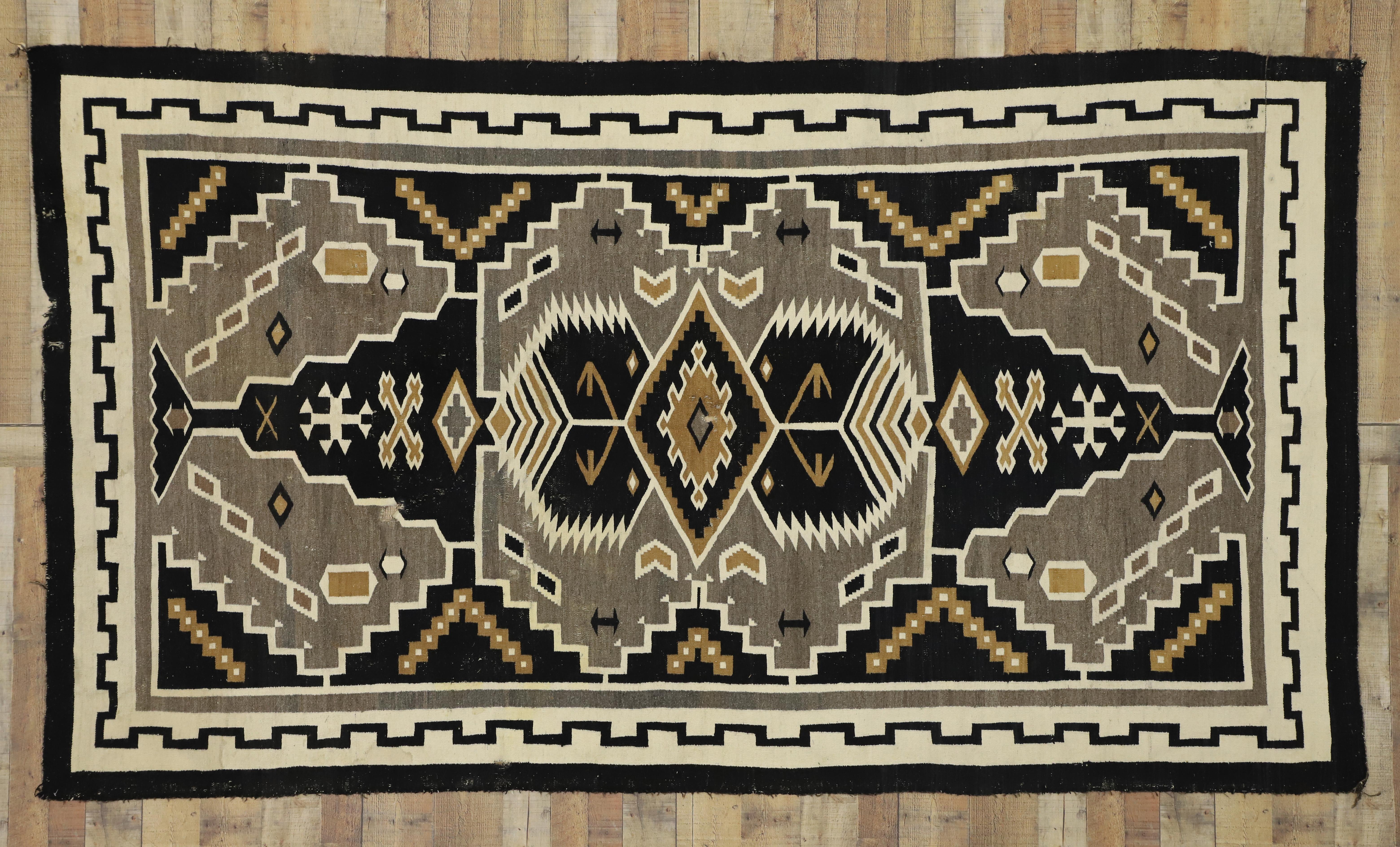 Antiker indianischer Kilim-Teppich mit Navajo Two Grey Hills Stil im Angebot 1