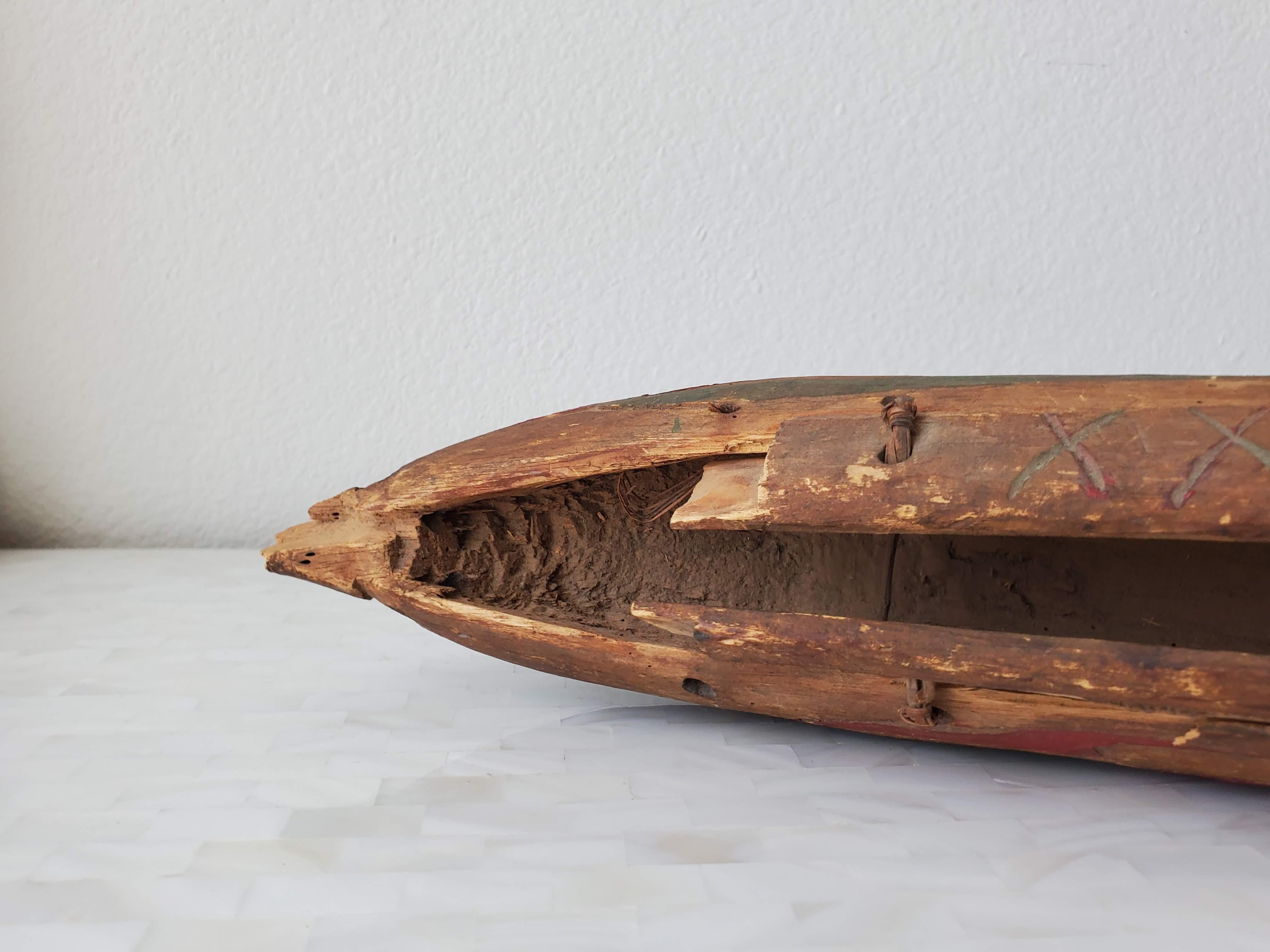 Ancien modèle de canoë polychrome sculpté représentant des peuples indigènes amérindiens  en vente 2