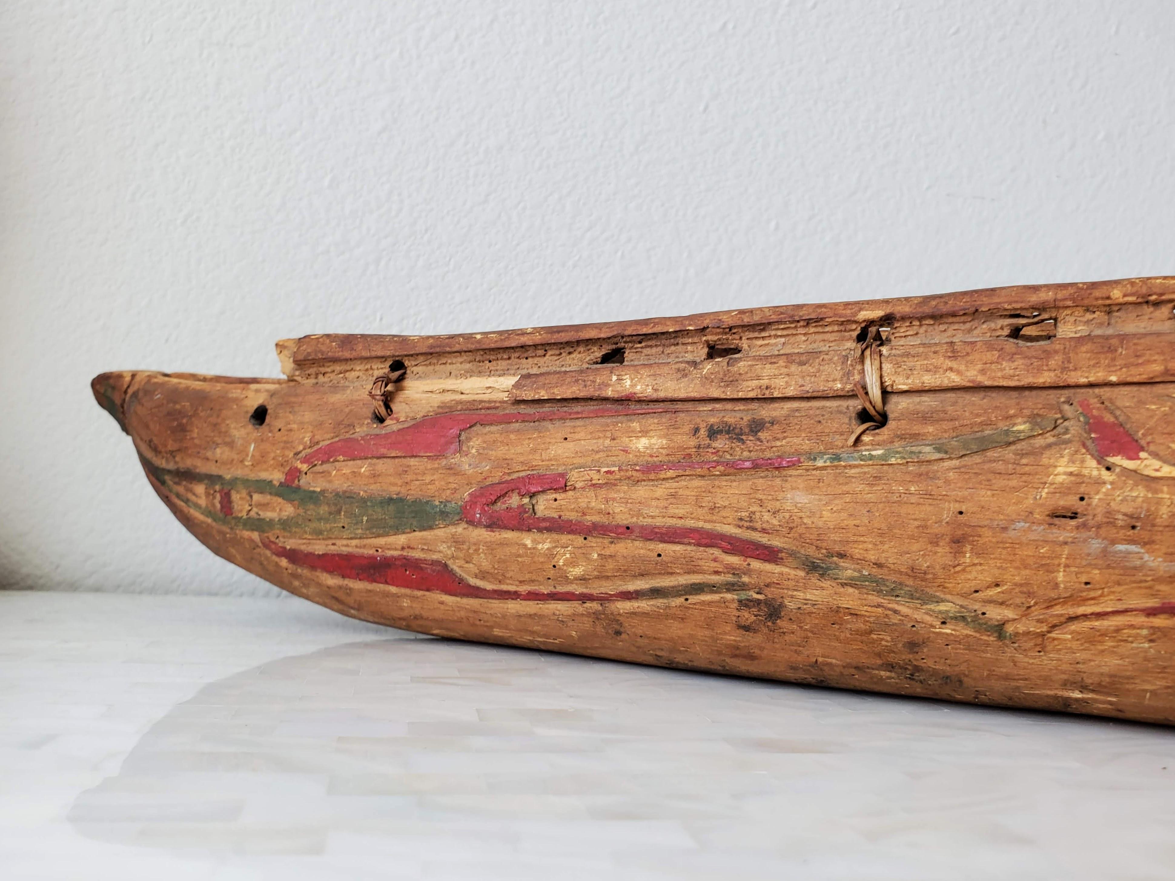 Ancien modèle de canoë polychrome sculpté représentant des peuples indigènes amérindiens  en vente 4