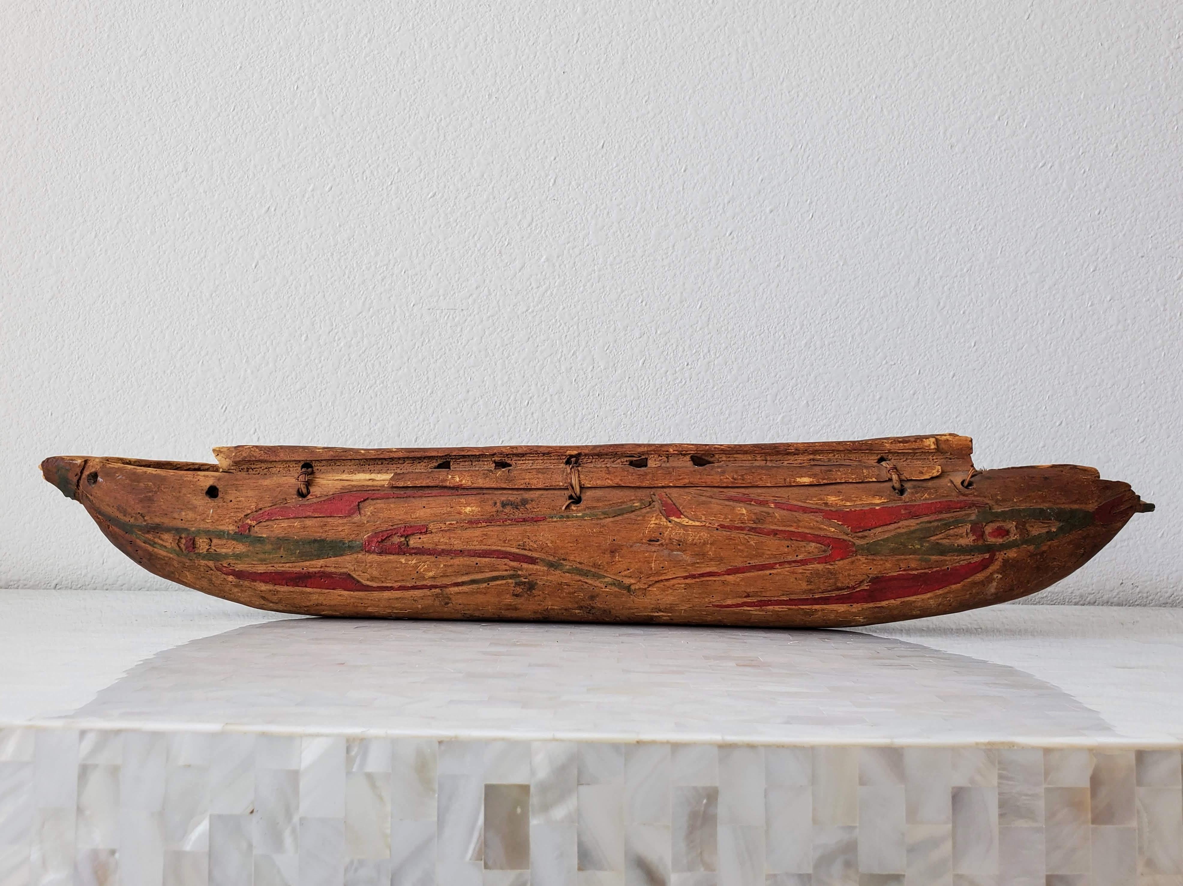 Ancien modèle de canoë polychrome sculpté représentant des peuples indigènes amérindiens  en vente 6
