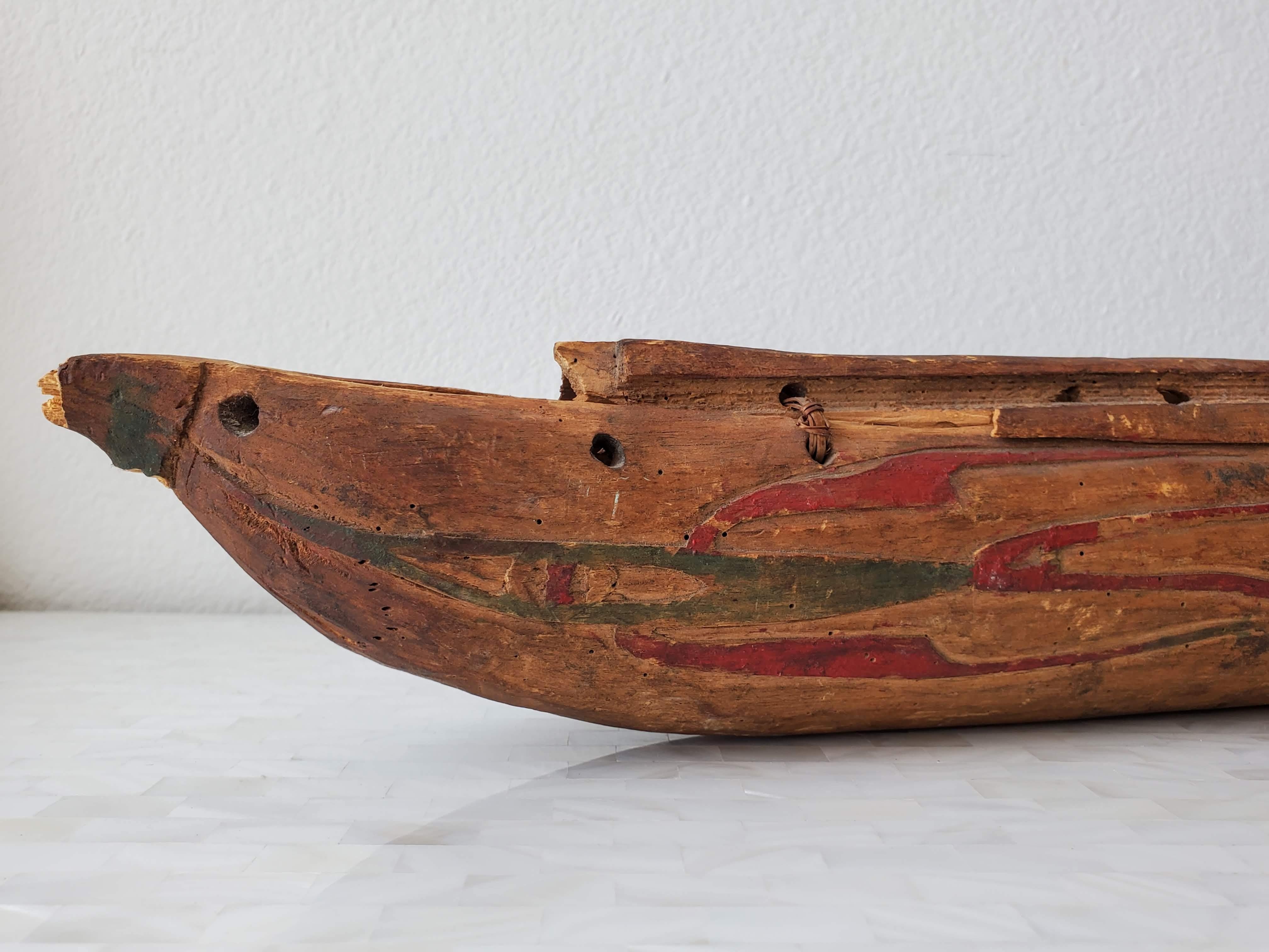Ancien modèle de canoë polychrome sculpté représentant des peuples indigènes amérindiens  en vente 8