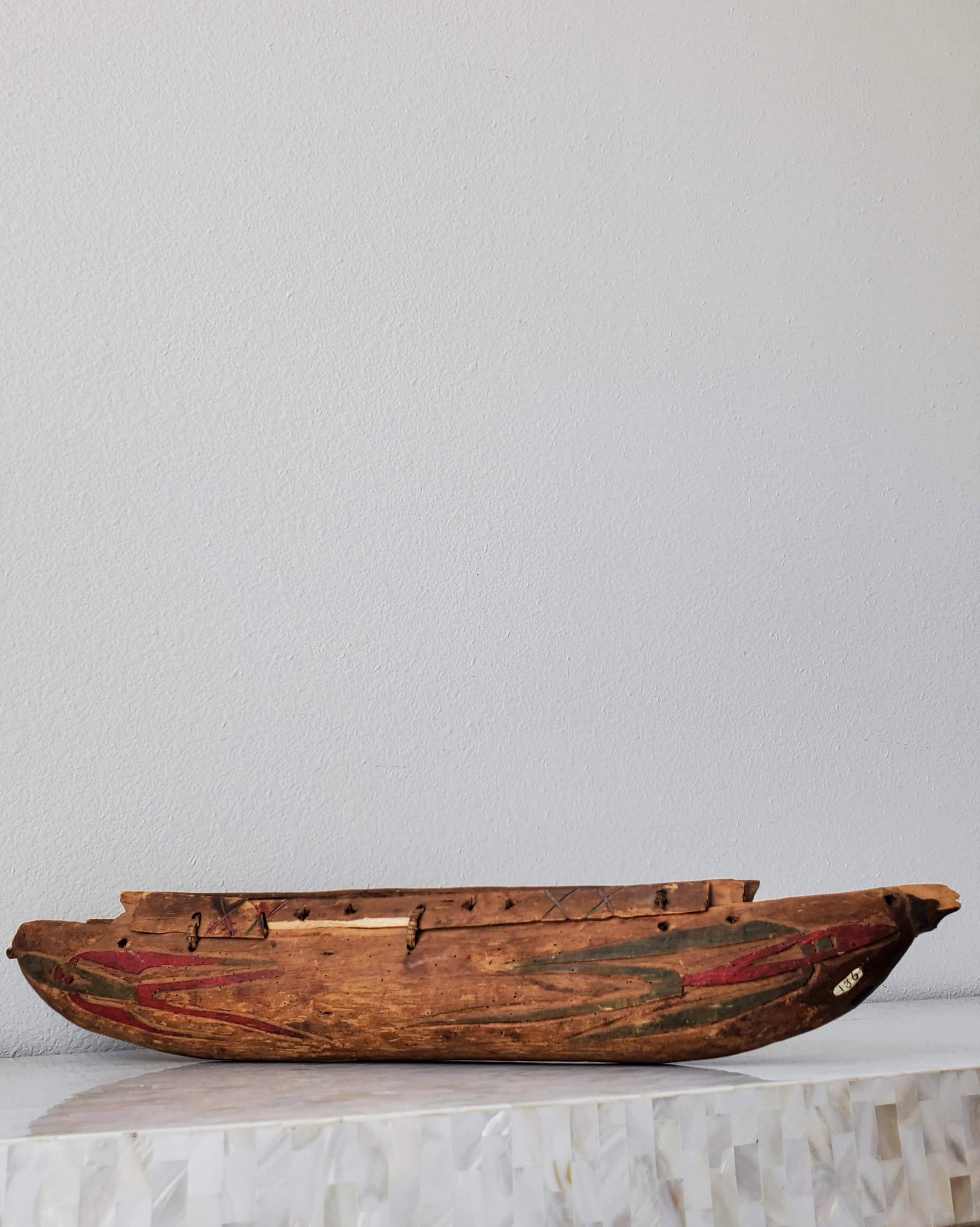 Ancien modèle de canoë polychrome sculpté représentant des peuples indigènes amérindiens  en vente 9