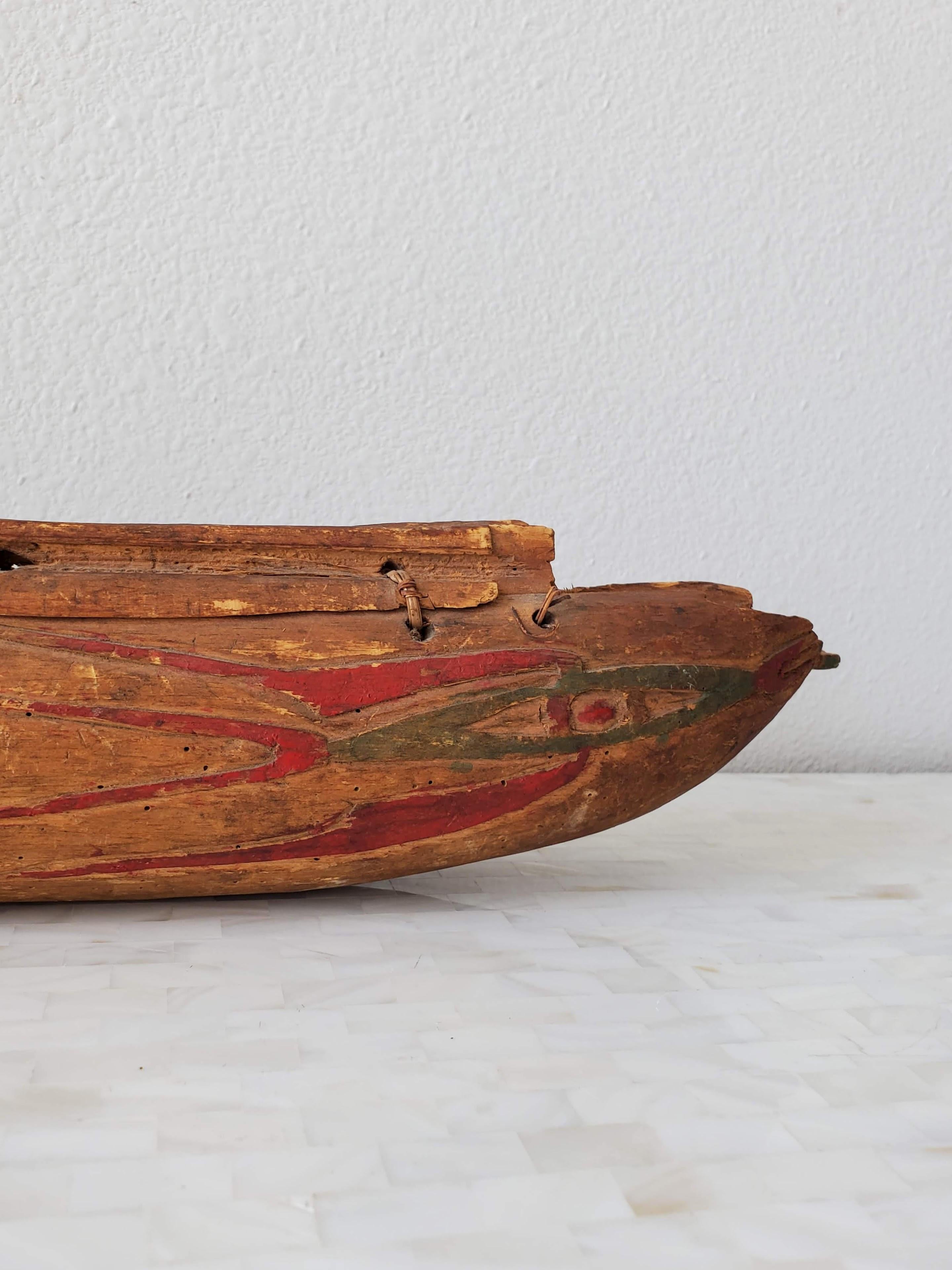Ancien modèle de canoë polychrome sculpté représentant des peuples indigènes amérindiens  en vente 10