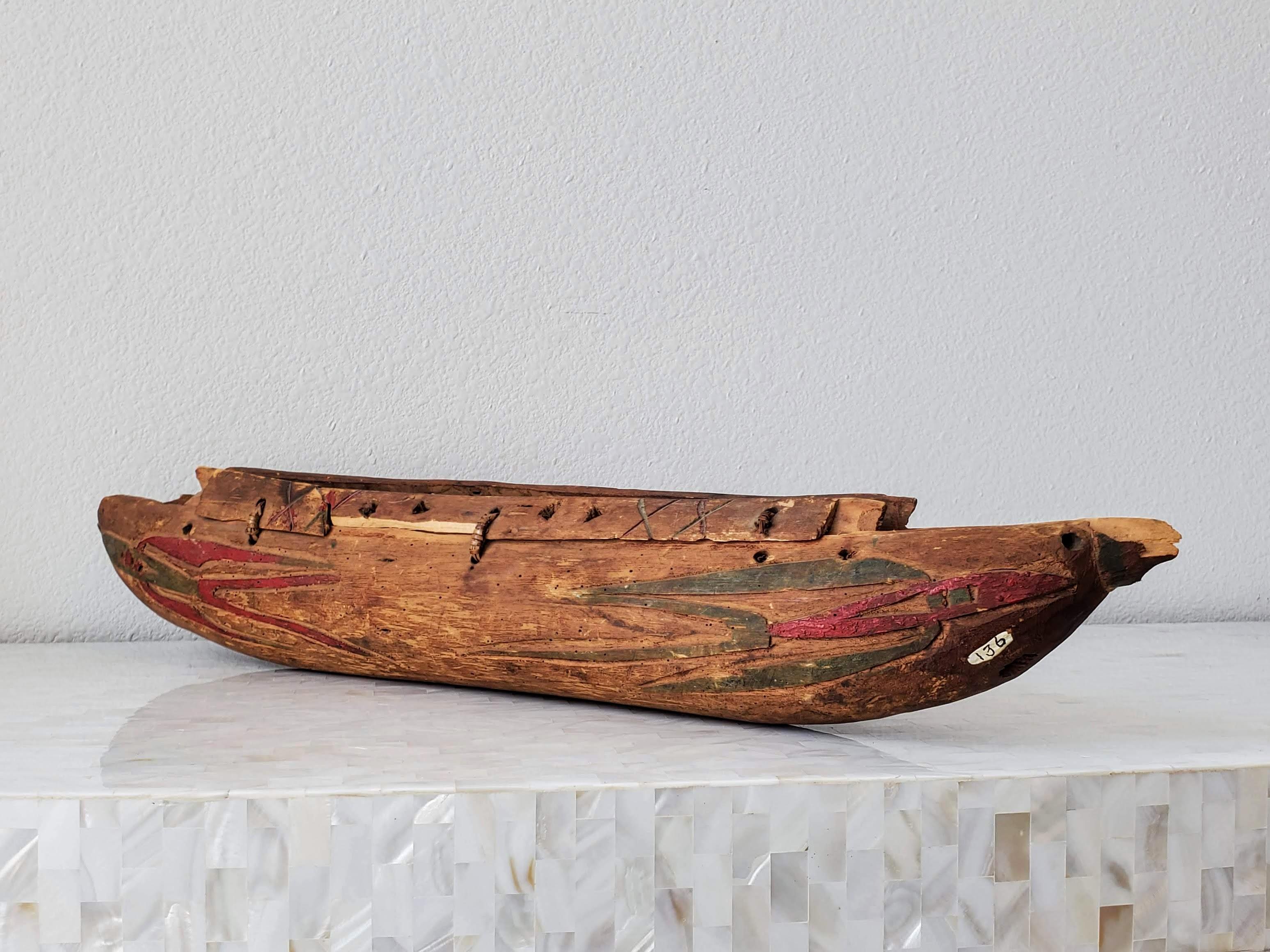 Ancien modèle de canoë polychrome sculpté représentant des peuples indigènes amérindiens  en vente 11