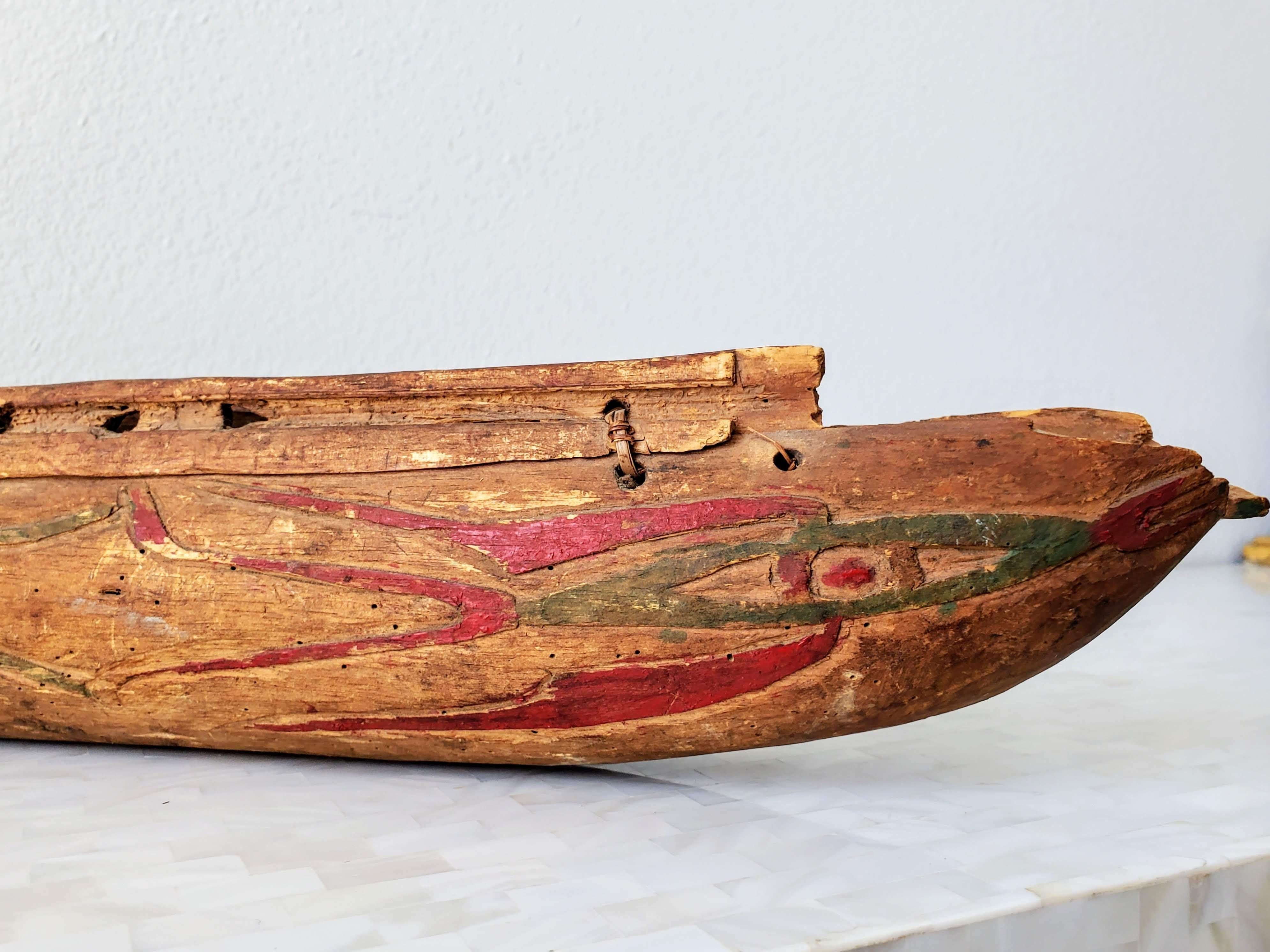 Ancien modèle de canoë polychrome sculpté représentant des peuples indigènes amérindiens  Abîmé - En vente à Forney, TX